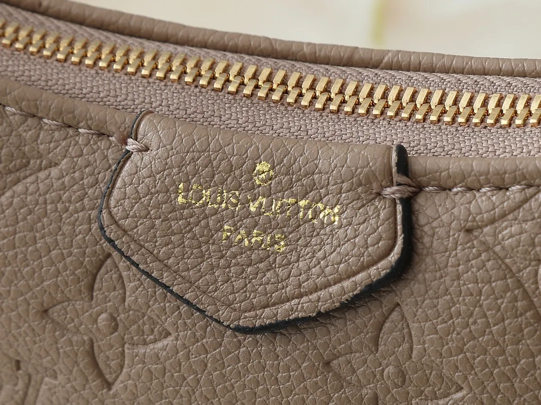 💰180💰Upgraded from the original M81066 M80349 M14421 M81862 M13614 This Easy Pouch handbag has a classic Monogram pattern on the leather body and incorporates dazzling metal parts such as D-rings, making it a perfect choice for day and night travel. The compact shape is suitable for daily needs, and the detachable shoulder strap and chain allow for a variety of carrying methods. Dimensions: 19.0 x 11.5 x 3.0 cm (length x height x width)