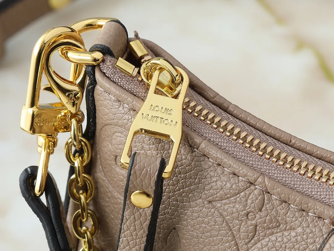 💰180💰Upgraded from the original M81066 M80349 M14421 M81862 M13614 This Easy Pouch handbag has a classic Monogram pattern on the leather body and incorporates dazzling metal parts such as D-rings, making it a perfect choice for day and night travel. The compact shape is suitable for daily needs, and the detachable shoulder strap and chain allow for a variety of carrying methods. Dimensions: 19.0 x 11.5 x 3.0 cm (length x height x width)