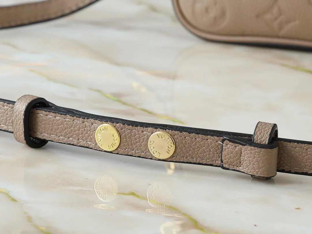 💰180💰Upgraded from the original M81066 M80349 M14421 M81862 M13614 This Easy Pouch handbag has a classic Monogram pattern on the leather body and incorporates dazzling metal parts such as D-rings, making it a perfect choice for day and night travel. The compact shape is suitable for daily needs, and the detachable shoulder strap and chain allow for a variety of carrying methods. Dimensions: 19.0 x 11.5 x 3.0 cm (length x height x width)
