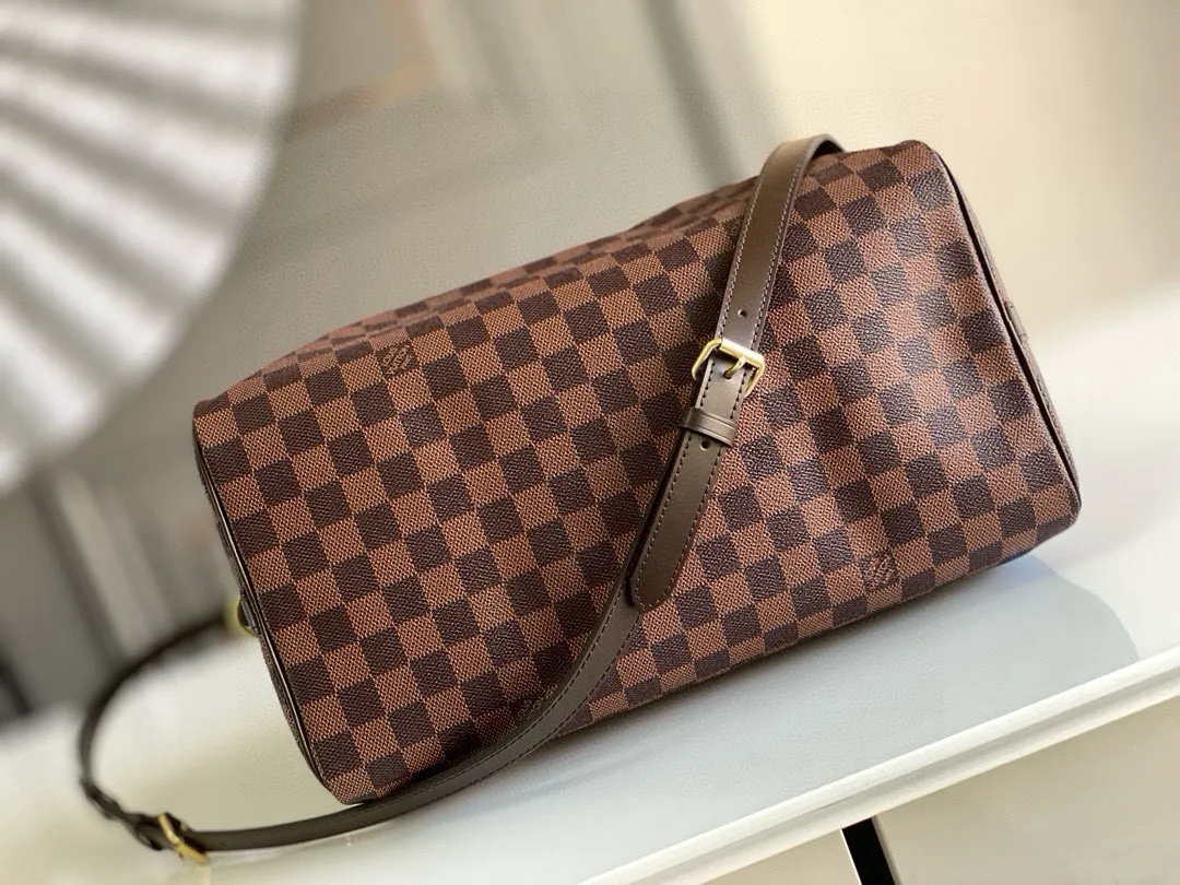 💰840 (size 35) Top original N41366 SPEEDY 35 handbag (with shoulder strap) The Speedy 35 handbag made of Damier Ebène canvas has a classic shape and exudes timeless elegance. The multifunctional shoulder strap can be used to carry it by hand, on the shoulder or across the body, making it flexible and convenient. Detailed features 35 x 23 x 18 cm (Length x Height x Width) Smooth leather trim Shiny gold-tone brass hardware Double zip closure with padlock Internal pocket D-ring for keys and accessories Soft fabric lining Shoulder strap: Removable, adjustable Half-length strap: 47.0 cm Half-length strap adjustable to: 53.5 cm Handle: Double handle
