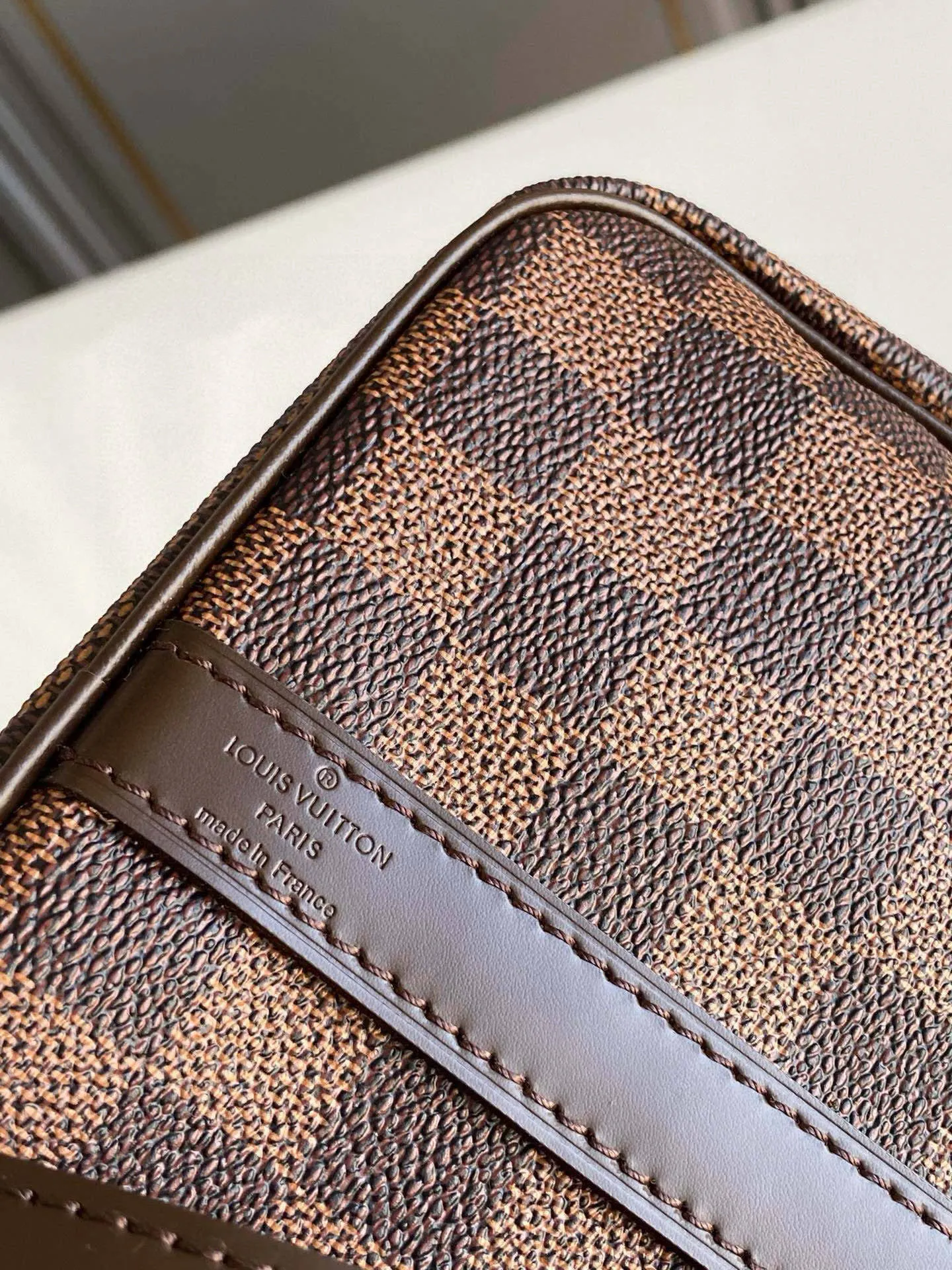 💰840 (size 35) Top original N41366 SPEEDY 35 handbag (with shoulder strap) The Speedy 35 handbag made of Damier Ebène canvas has a classic shape and exudes timeless elegance. The multifunctional shoulder strap can be used to carry it by hand, on the shoulder or across the body, making it flexible and convenient. Detailed features 35 x 23 x 18 cm (Length x Height x Width) Smooth leather trim Shiny gold-tone brass hardware Double zip closure with padlock Internal pocket D-ring for keys and accessories Soft fabric lining Shoulder strap: Removable, adjustable Half-length strap: 47.0 cm Half-length strap adjustable to: 53.5 cm Handle: Double handle