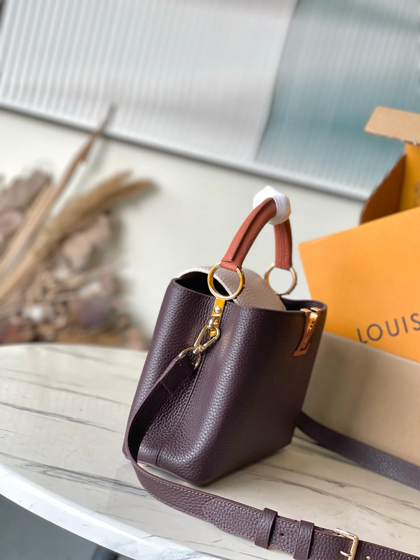 💰2180 "Special Grade Original Leather" M12952 Small This Capucines small handbag is made of gorgeous Taurllon cow leather dyed in new season elegant colors, with dazzling metal parts and LV letters as the finishing touches. The foldable flap can be placed externally or internally to open the neat inner layer. The zippered pocket allows for safe storage of valuables. The detachable and adjustable shoulder strap allows for flexible carrying. Dimensions: 27 × 18 × 9 cm