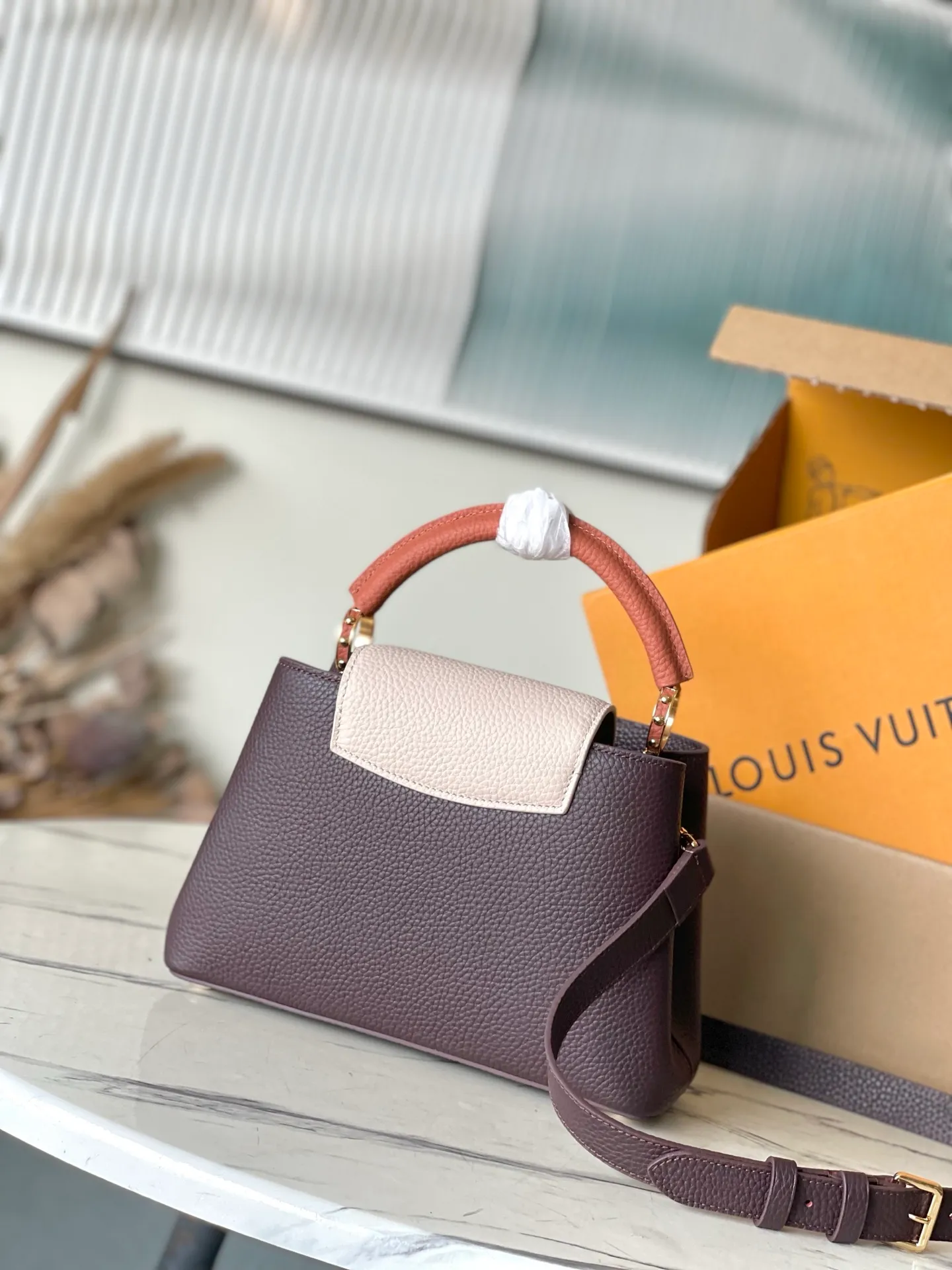 💰2180 "Special Grade Original Leather" M12952 Small This Capucines small handbag is made of gorgeous Taurllon cow leather dyed in new season elegant colors, with dazzling metal parts and LV letters as the finishing touches. The foldable flap can be placed externally or internally to open the neat inner layer. The zippered pocket allows for safe storage of valuables. The detachable and adjustable shoulder strap allows for flexible carrying. Dimensions: 27 × 18 × 9 cm
