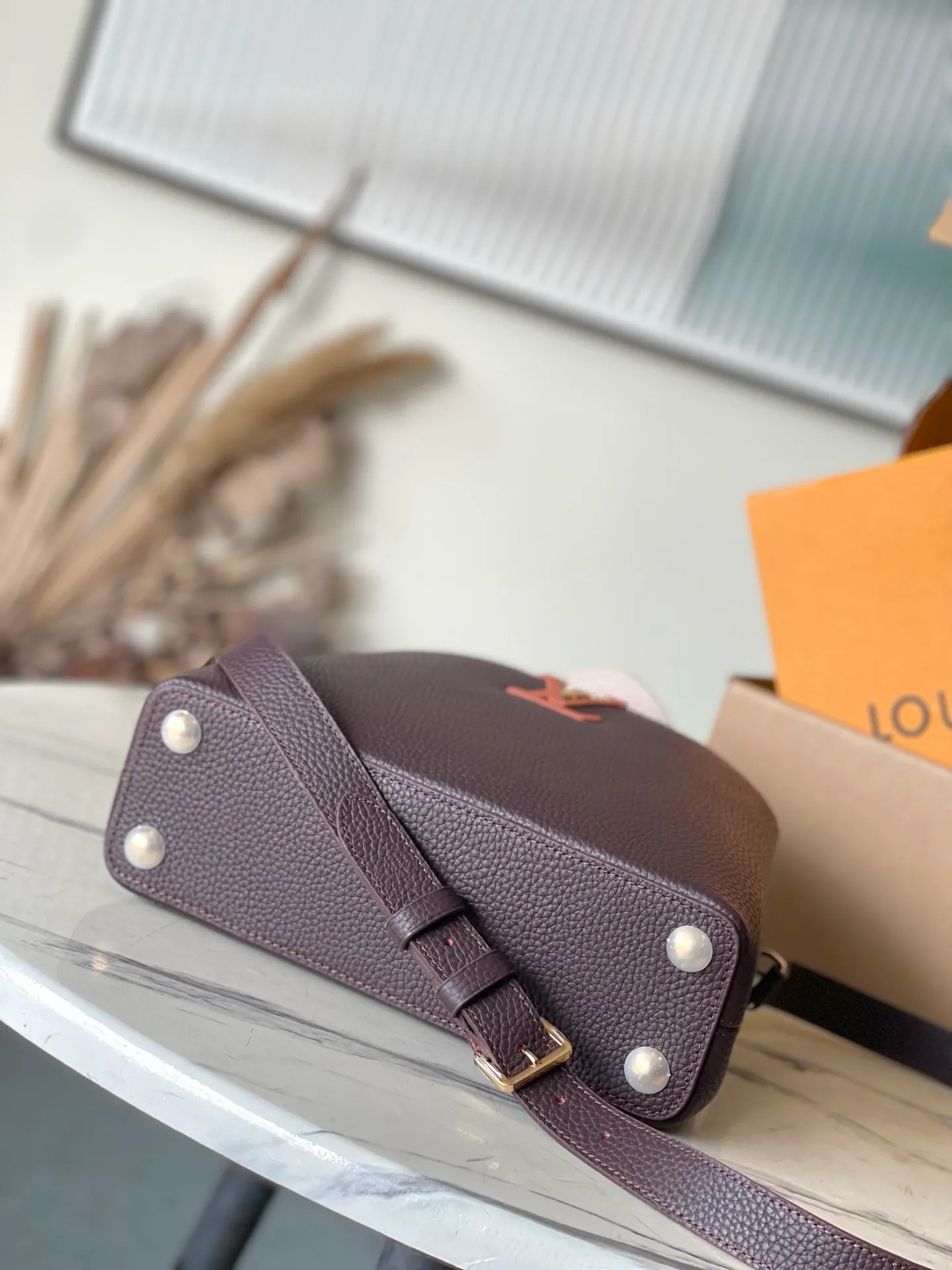 💰2180 "Special Grade Original Leather" M12952 Small This Capucines small handbag is made of gorgeous Taurllon cow leather dyed in new season elegant colors, with dazzling metal parts and LV letters as the finishing touches. The foldable flap can be placed externally or internally to open the neat inner layer. The zippered pocket allows for safe storage of valuables. The detachable and adjustable shoulder strap allows for flexible carrying. Dimensions: 27 × 18 × 9 cm