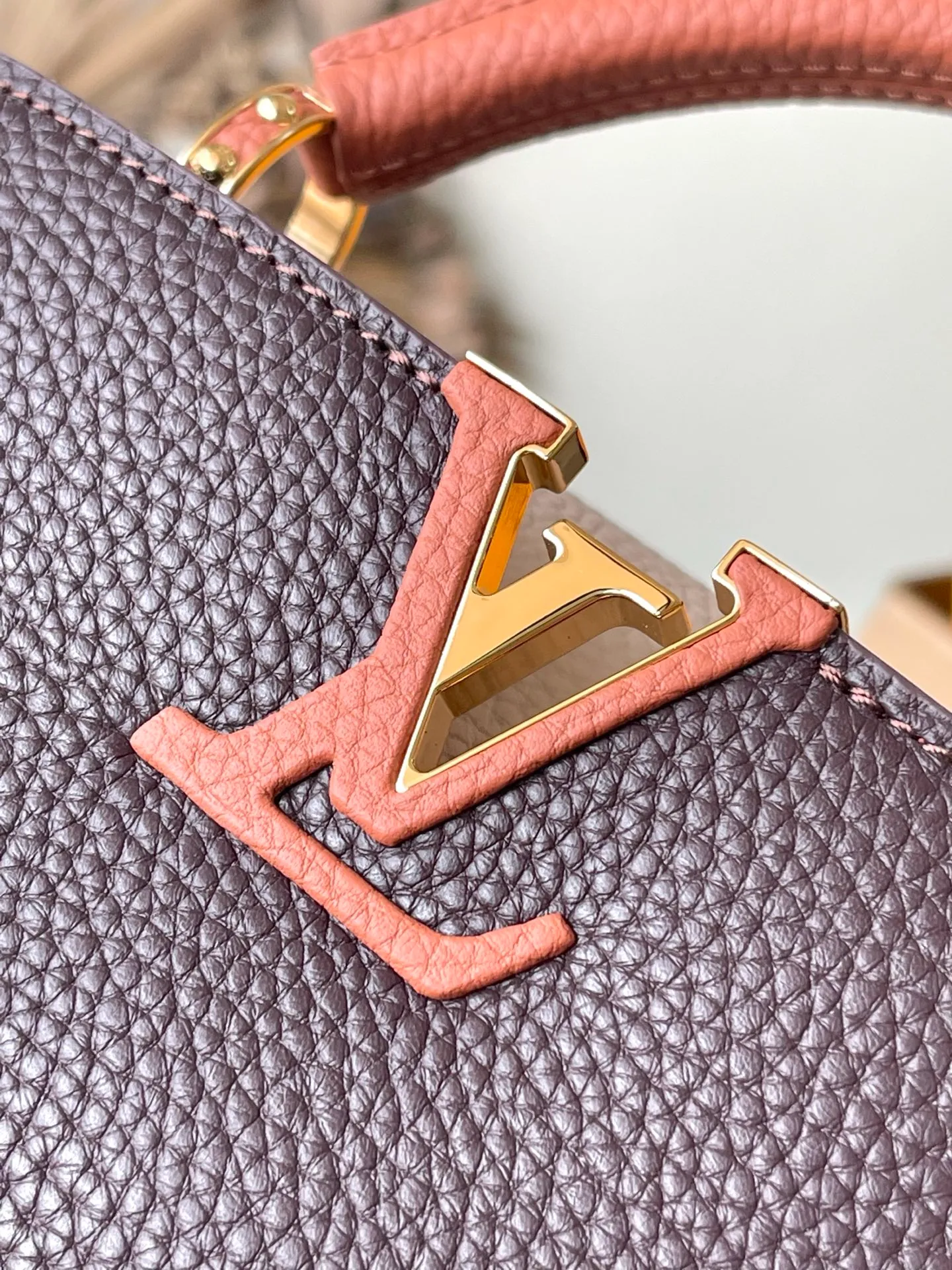 💰2180 "Special Grade Original Leather" M12952 Small This Capucines small handbag is made of gorgeous Taurllon cow leather dyed in new season elegant colors, with dazzling metal parts and LV letters as the finishing touches. The foldable flap can be placed externally or internally to open the neat inner layer. The zippered pocket allows for safe storage of valuables. The detachable and adjustable shoulder strap allows for flexible carrying. Dimensions: 27 × 18 × 9 cm