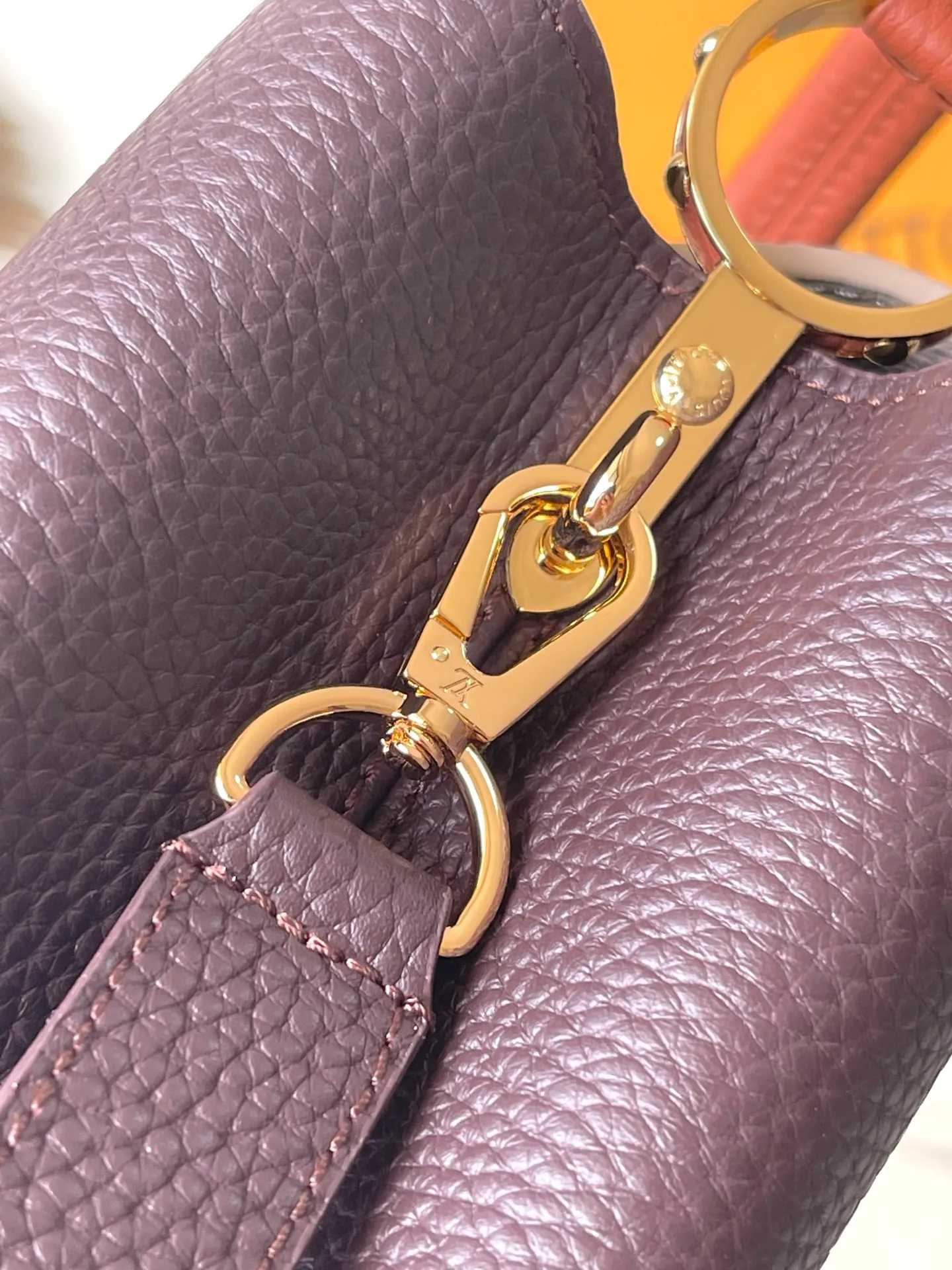 💰2180 "Special Grade Original Leather" M12952 Small This Capucines small handbag is made of gorgeous Taurllon cow leather dyed in new season elegant colors, with dazzling metal parts and LV letters as the finishing touches. The foldable flap can be placed externally or internally to open the neat inner layer. The zippered pocket allows for safe storage of valuables. The detachable and adjustable shoulder strap allows for flexible carrying. Dimensions: 27 × 18 × 9 cm