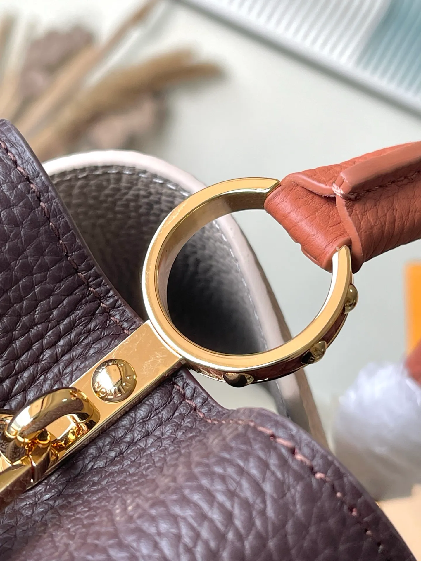 💰2180 "Special Grade Original Leather" M12952 Small This Capucines small handbag is made of gorgeous Taurllon cow leather dyed in new season elegant colors, with dazzling metal parts and LV letters as the finishing touches. The foldable flap can be placed externally or internally to open the neat inner layer. The zippered pocket allows for safe storage of valuables. The detachable and adjustable shoulder strap allows for flexible carrying. Dimensions: 27 × 18 × 9 cm