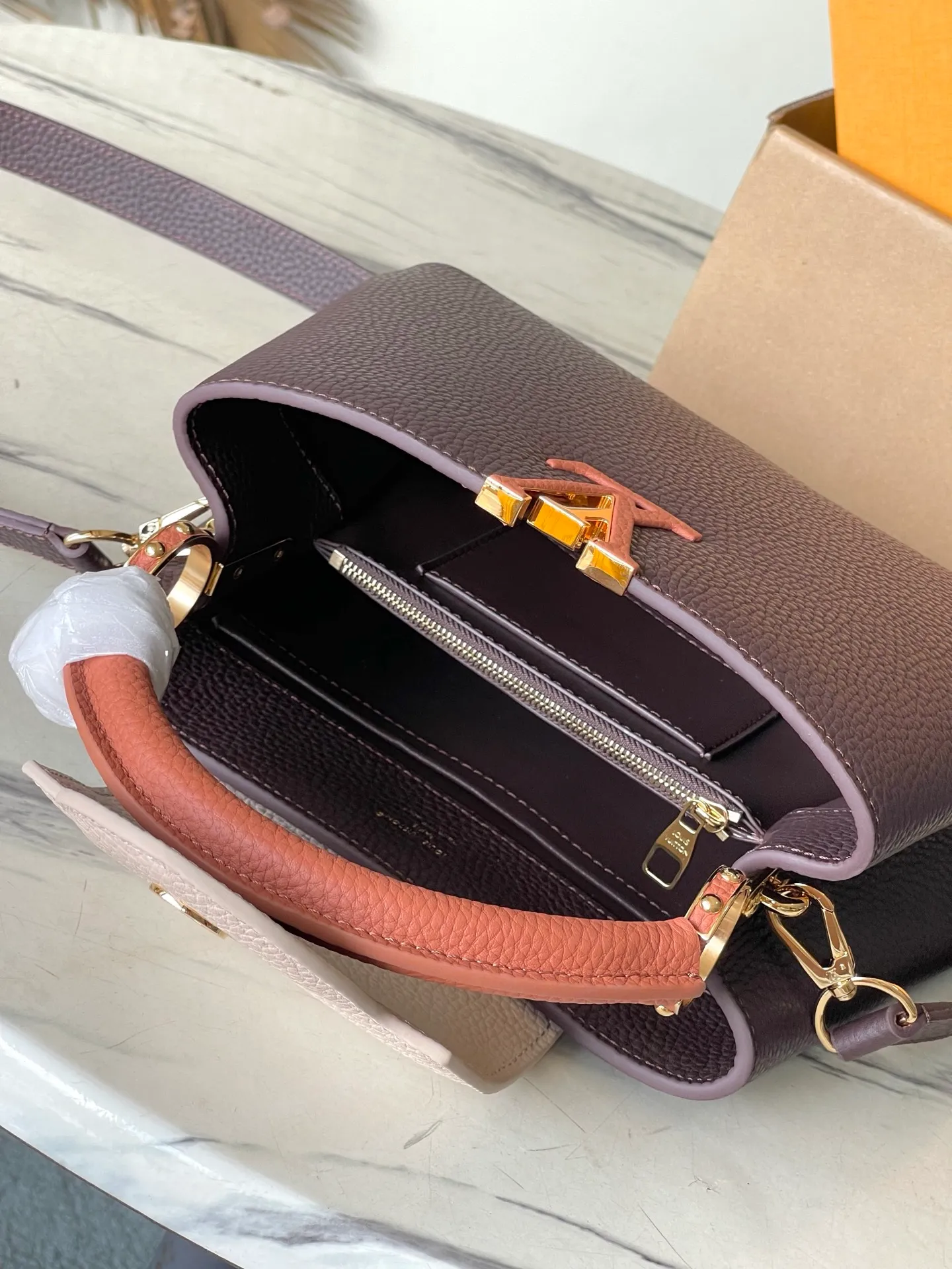 💰2180 "Special Grade Original Leather" M12952 Small This Capucines small handbag is made of gorgeous Taurllon cow leather dyed in new season elegant colors, with dazzling metal parts and LV letters as the finishing touches. The foldable flap can be placed externally or internally to open the neat inner layer. The zippered pocket allows for safe storage of valuables. The detachable and adjustable shoulder strap allows for flexible carrying. Dimensions: 27 × 18 × 9 cm