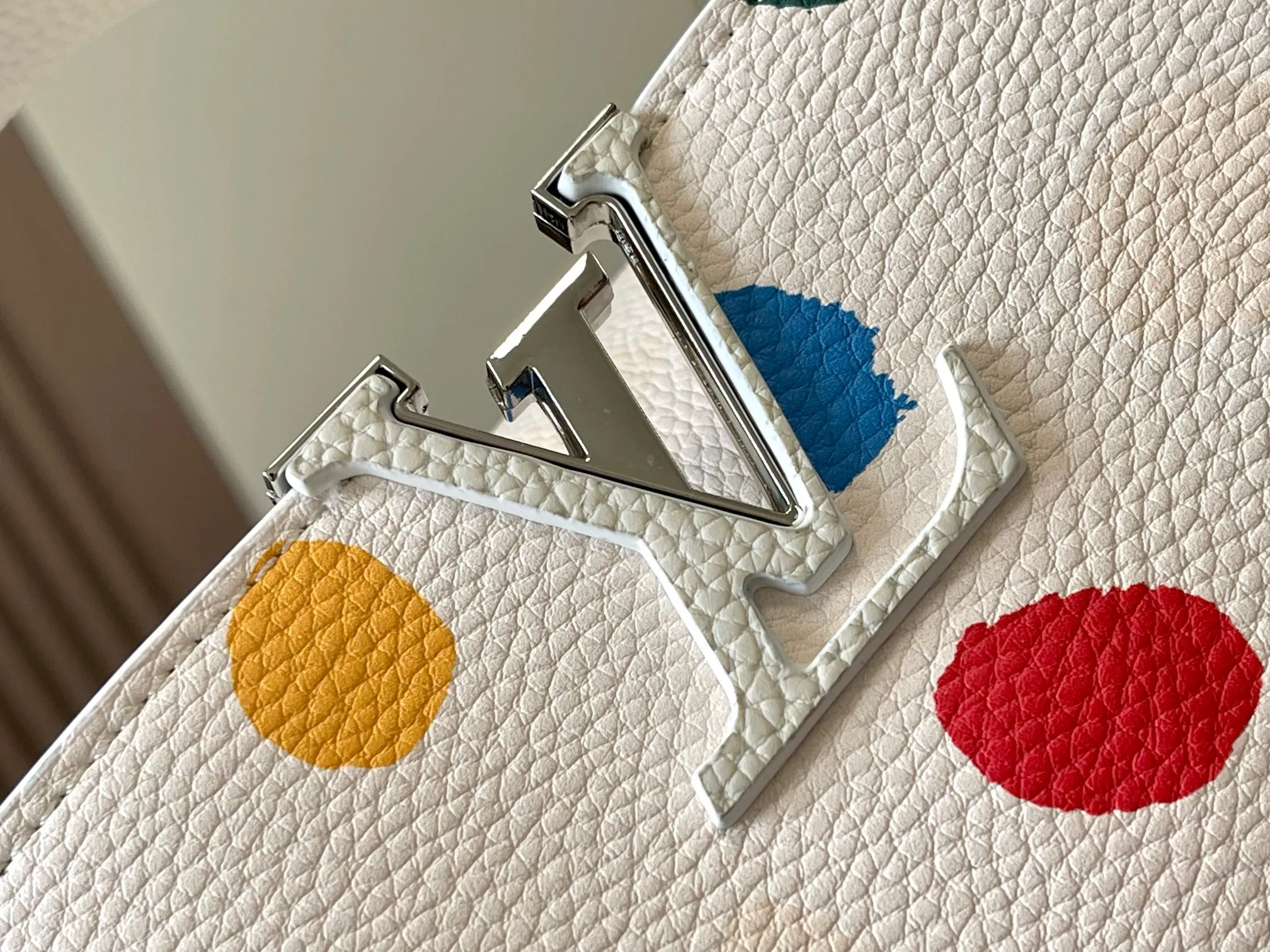 Upgraded version P440 M21663 This LV x YK Capucines small handbag comes from the Louis Vuitton x Yayoi Kusama collaboration series. The renowned Japanese artist has been obsessed with polka dots as a symbol of infinity since childhood, and finds a dazzling expression in supple Taurillon leather decorated with 3D hand-painted polka dot prints. Detailed features 27 x 18 x 9 cm (length x height x width)