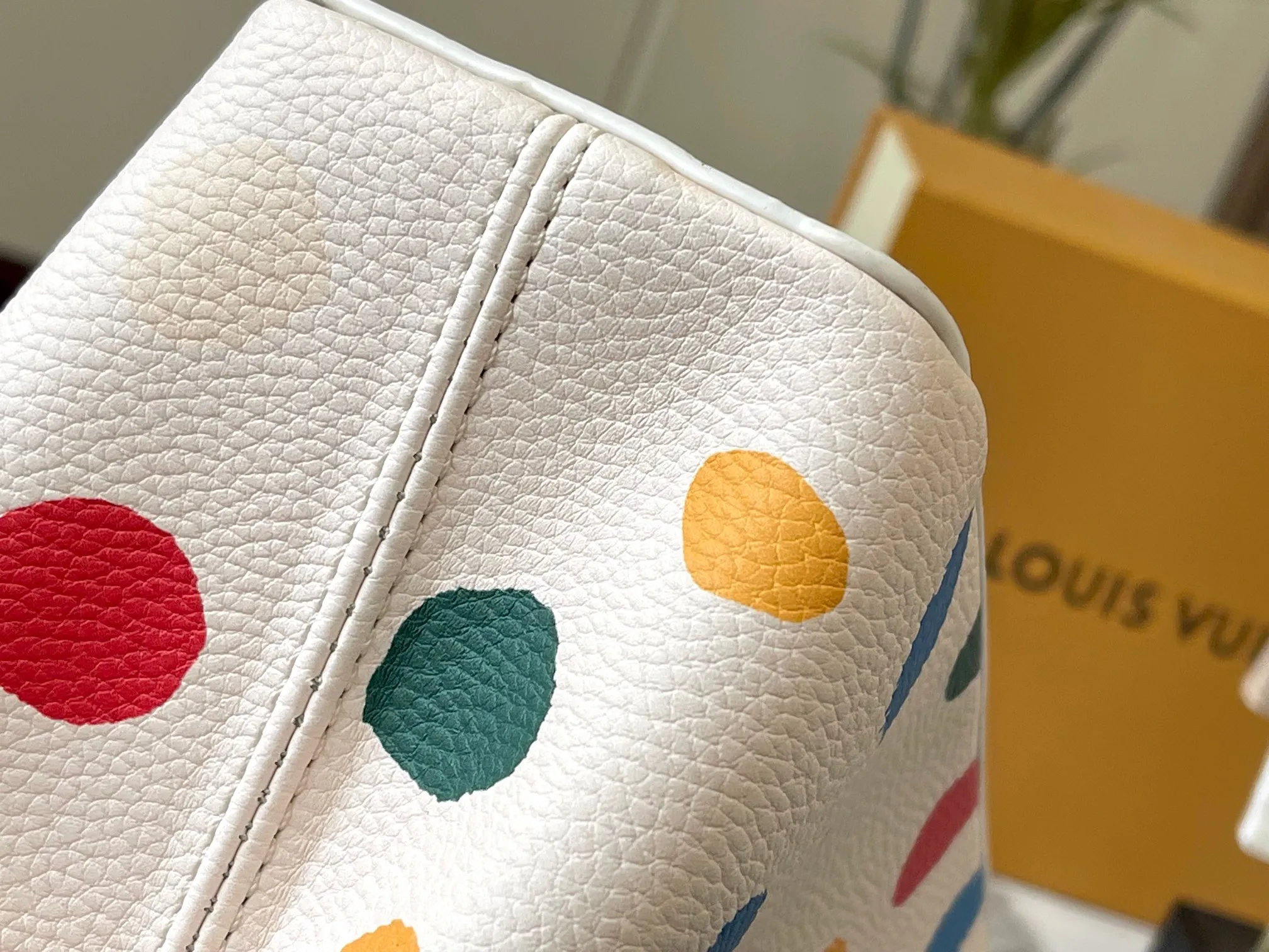 Upgraded version P440 M21663 This LV x YK Capucines small handbag comes from the Louis Vuitton x Yayoi Kusama collaboration series. The renowned Japanese artist has been obsessed with polka dots as a symbol of infinity since childhood, and finds a dazzling expression in supple Taurillon leather decorated with 3D hand-painted polka dot prints. Detailed features 27 x 18 x 9 cm (length x height x width)