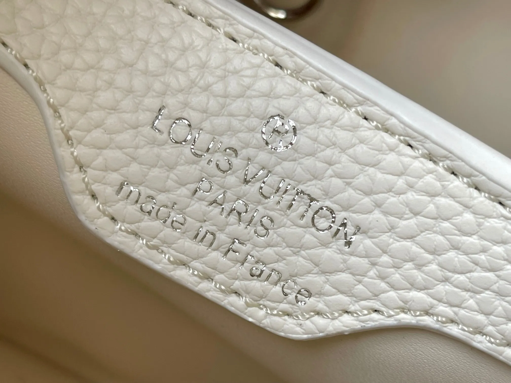 Upgraded version P440 M21663 This LV x YK Capucines small handbag comes from the Louis Vuitton x Yayoi Kusama collaboration series. The renowned Japanese artist has been obsessed with polka dots as a symbol of infinity since childhood, and finds a dazzling expression in supple Taurillon leather decorated with 3D hand-painted polka dot prints. Detailed features 27 x 18 x 9 cm (length x height x width)