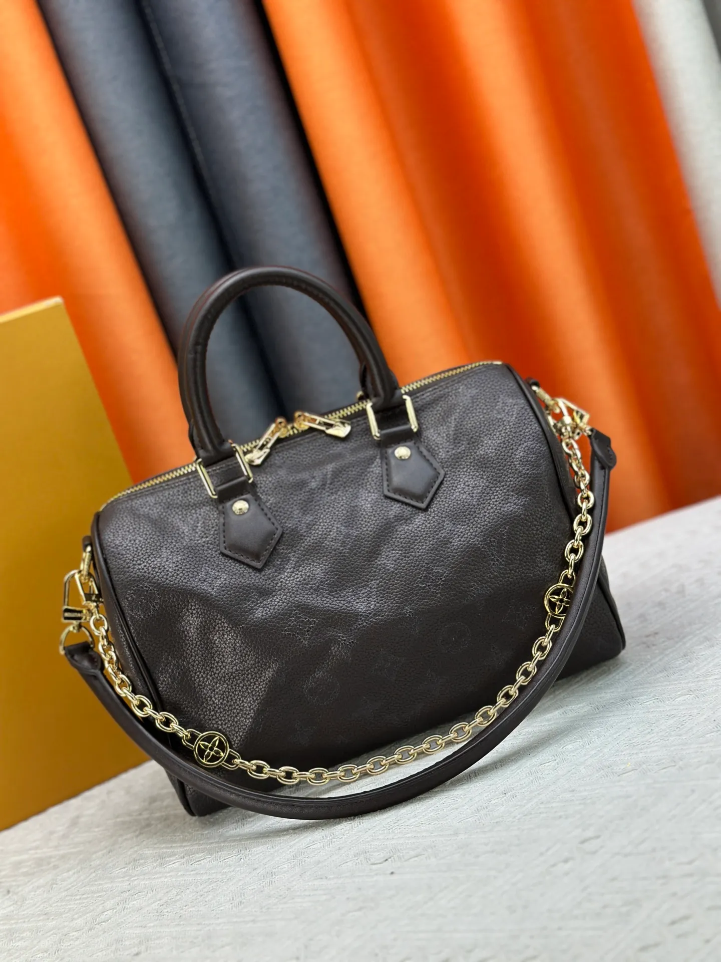 P270 Upgraded original M47186 M11323 M40390 This Speedy Soft 25 handbag renews the classic design of the Speedy handbag, using Monogram Empreinte leather and suede cowhide lining to create a light and soft structure. Whether carried by hand, cross-body or shoulder, you can create a trendy look. Dimensions: 25x19x15 cm