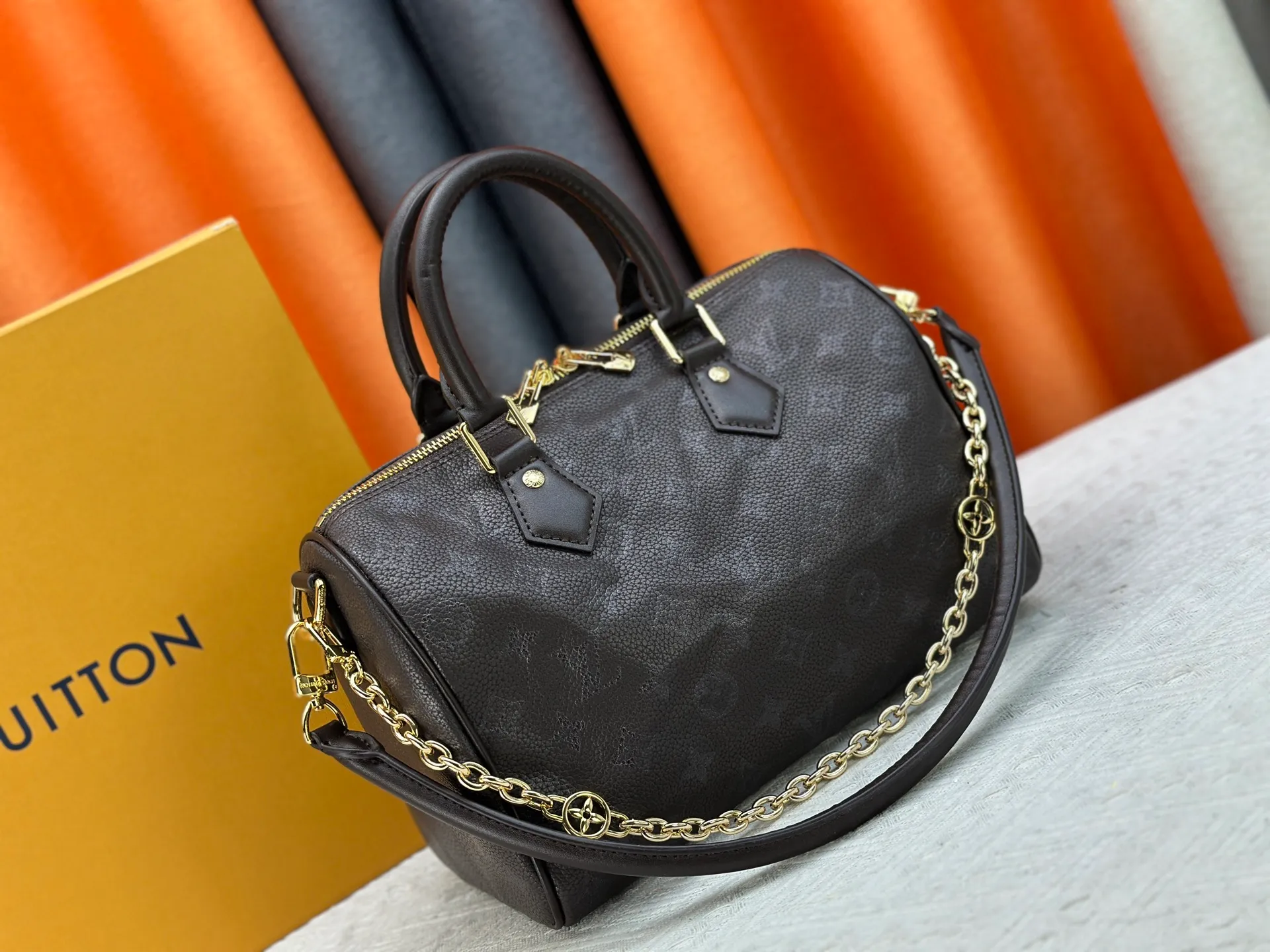 P270 Upgraded original M47186 M11323 M40390 This Speedy Soft 25 handbag renews the classic design of the Speedy handbag, using Monogram Empreinte leather and suede cowhide lining to create a light and soft structure. Whether carried by hand, cross-body or shoulder, you can create a trendy look. Dimensions: 25x19x15 cm