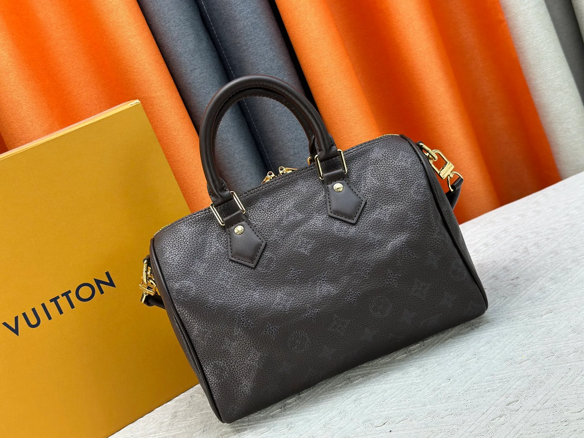 P270 Upgraded original M47186 M11323 M40390 This Speedy Soft 25 handbag renews the classic design of the Speedy handbag, using Monogram Empreinte leather and suede cowhide lining to create a light and soft structure. Whether carried by hand, cross-body or shoulder, you can create a trendy look. Dimensions: 25x19x15 cm