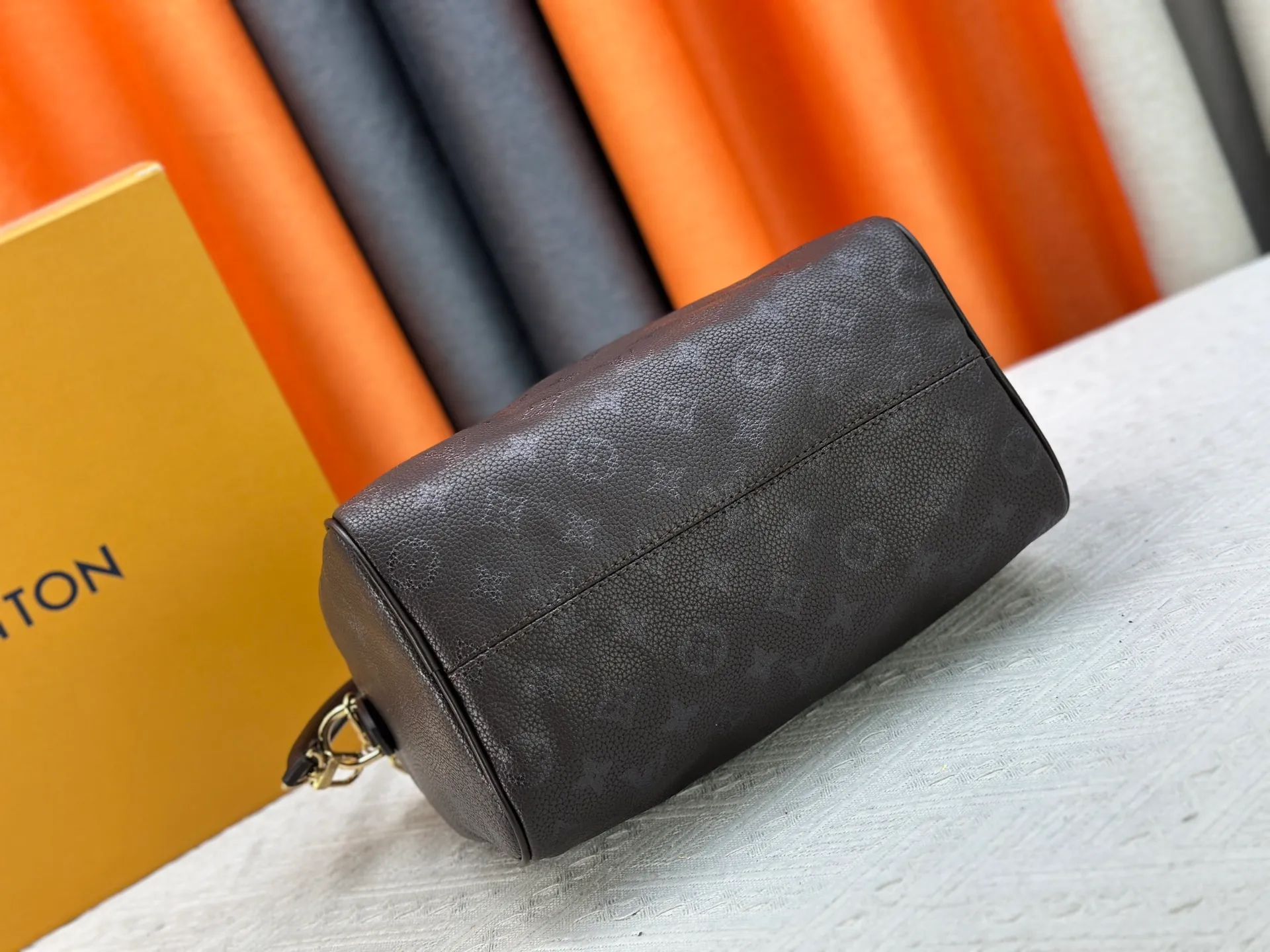 P270 Upgraded original M47186 M11323 M40390 This Speedy Soft 25 handbag renews the classic design of the Speedy handbag, using Monogram Empreinte leather and suede cowhide lining to create a light and soft structure. Whether carried by hand, cross-body or shoulder, you can create a trendy look. Dimensions: 25x19x15 cm
