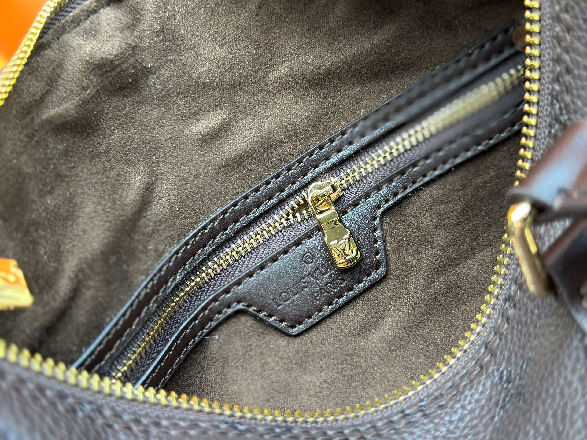 P270 Upgraded original M47186 M11323 M40390 This Speedy Soft 25 handbag renews the classic design of the Speedy handbag, using Monogram Empreinte leather and suede cowhide lining to create a light and soft structure. Whether carried by hand, cross-body or shoulder, you can create a trendy look. Dimensions: 25x19x15 cm