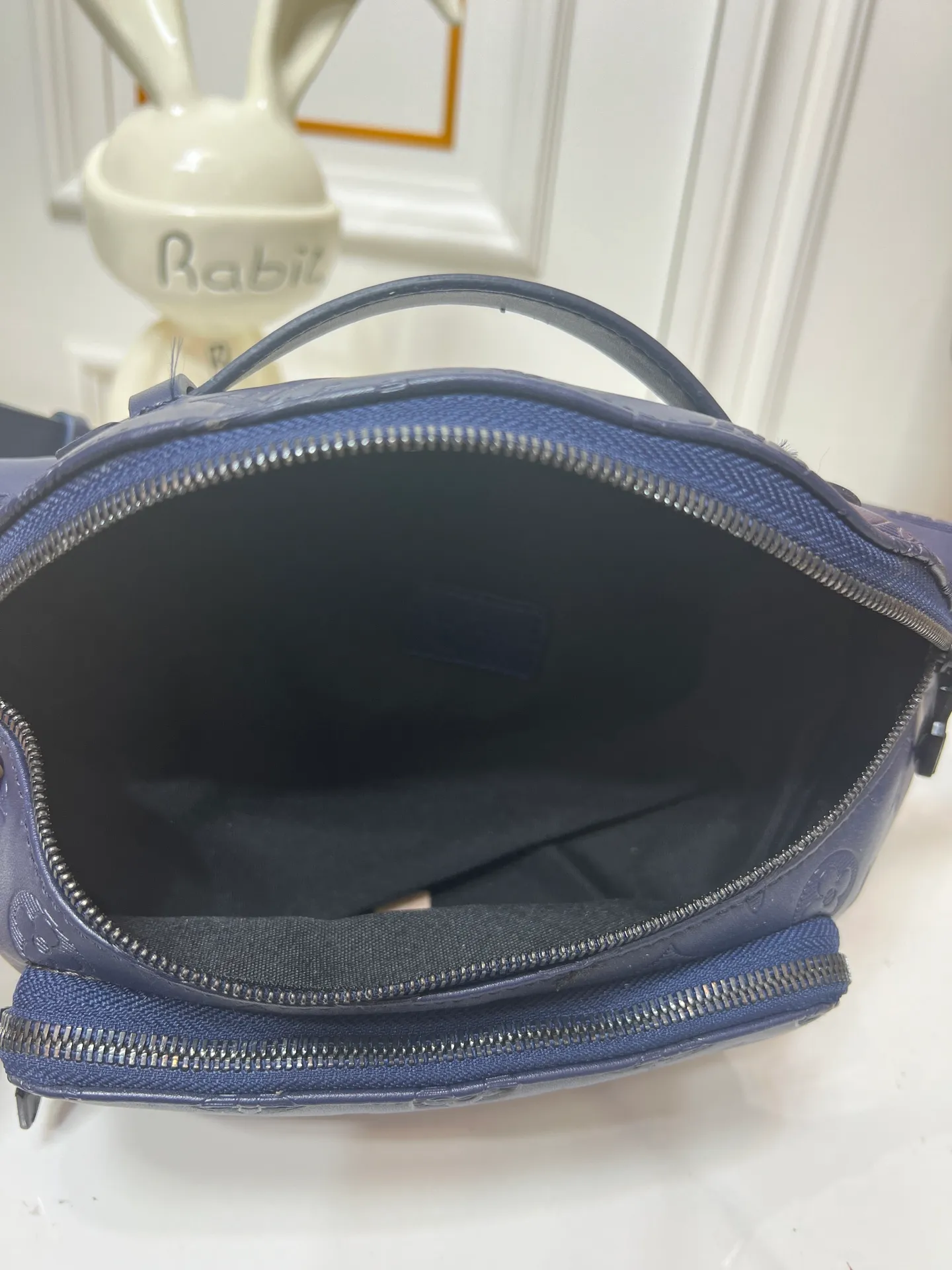 ¥240💰💰Upgraded from the original M24987 M15271 N00205 M14920 M14019 M47085 M43644 This Rush waist bag is made of deep Monogram canvas body decorated with Damier and Monogram Reverse embroidered patches, making the unique pattern pop out. The adjustable shoulder strap enables you to switch between waist, shoulder or cross-body wear. Dimensions: 30.0 x 15.0 x 8.0 cm (length x height x width)