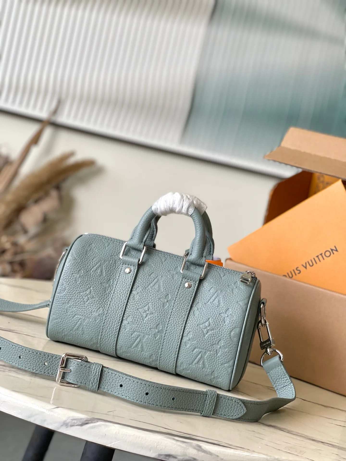💰960 (top-grain leather) top original order M13866 This Keepall Bandouliere 25 handbag is made of Taurillon cow leather with Monogram pattern embossed, and the sophisticated color matching and old metal parts complement each other. The detachable and adjustable shoulder strap is embossed with the Louis Vuitton logo, providing a comfortable shoulder carry experience. A cotton lining completes the look. Dimensions: 25 × 15 × 11 cm
