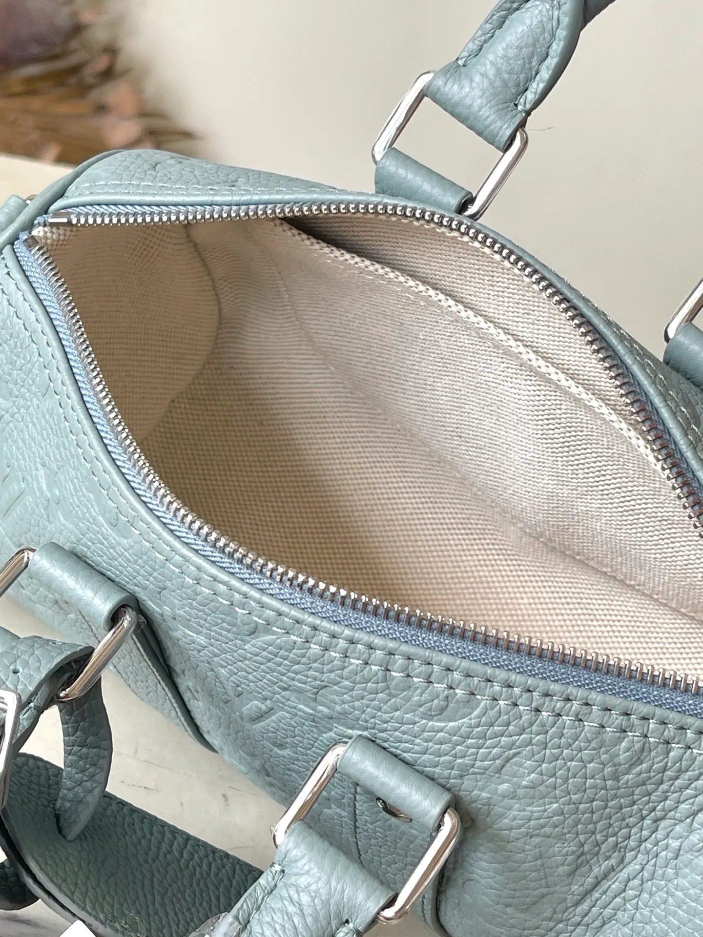 💰960 (top-grain leather) top original order M13866 This Keepall Bandouliere 25 handbag is made of Taurillon cow leather with Monogram pattern embossed, and the sophisticated color matching and old metal parts complement each other. The detachable and adjustable shoulder strap is embossed with the Louis Vuitton logo, providing a comfortable shoulder carry experience. A cotton lining completes the look. Dimensions: 25 × 15 × 11 cm