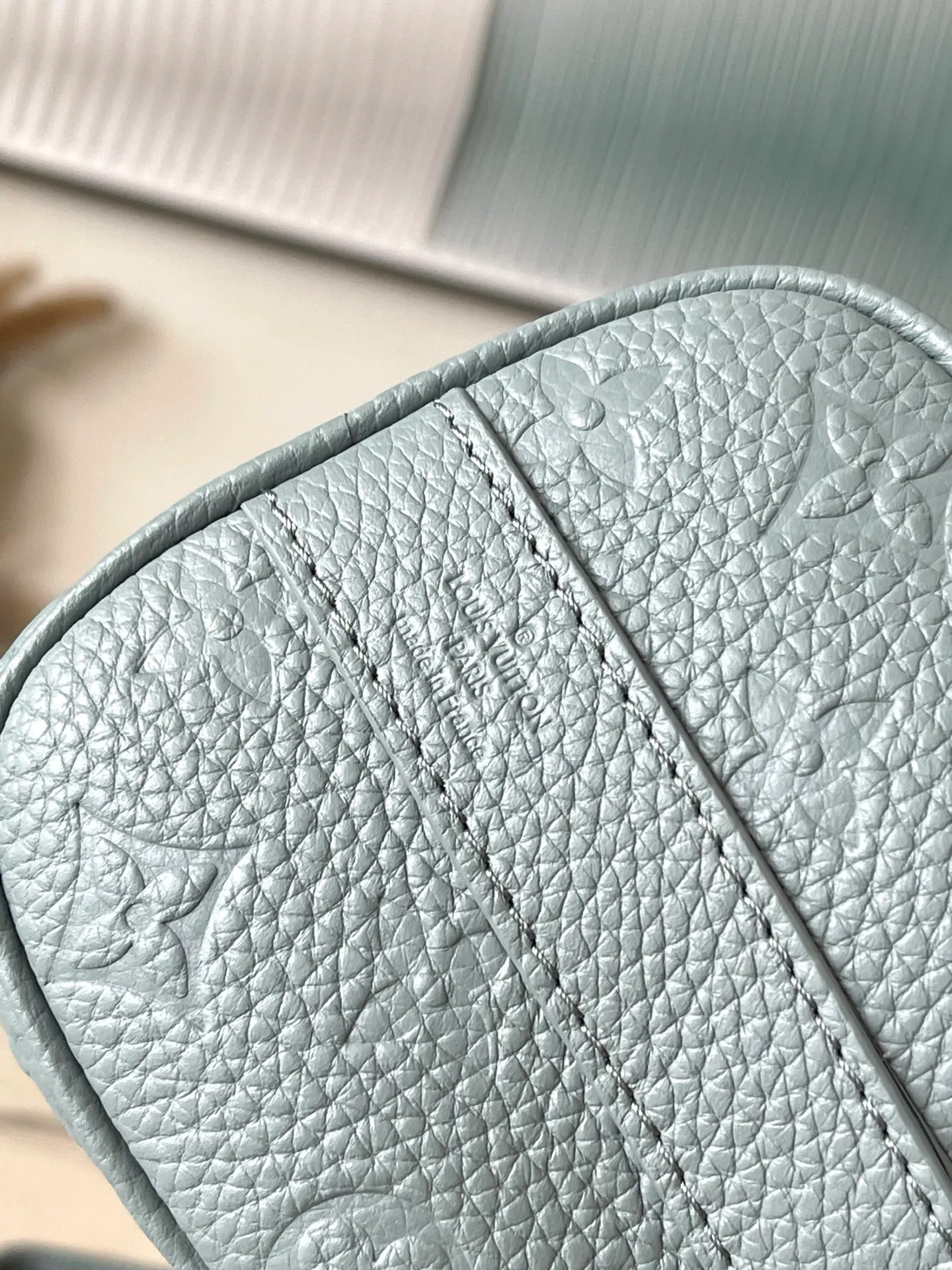 💰960 (top-grain leather) top original order M13866 This Keepall Bandouliere 25 handbag is made of Taurillon cow leather with Monogram pattern embossed, and the sophisticated color matching and old metal parts complement each other. The detachable and adjustable shoulder strap is embossed with the Louis Vuitton logo, providing a comfortable shoulder carry experience. A cotton lining completes the look. Dimensions: 25 × 15 × 11 cm