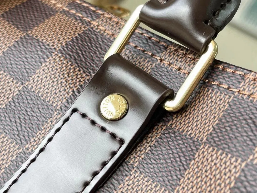 💰960 (size 45) top original M41414 coffee grid with spacious capacity and flexible use. Durable, safe and reliable. Fashionable style, mature and stable. Features a secure double zipper and padlock, making it perfect for business or pleasure. Dimensions: 45 × 27 × 20 cm.