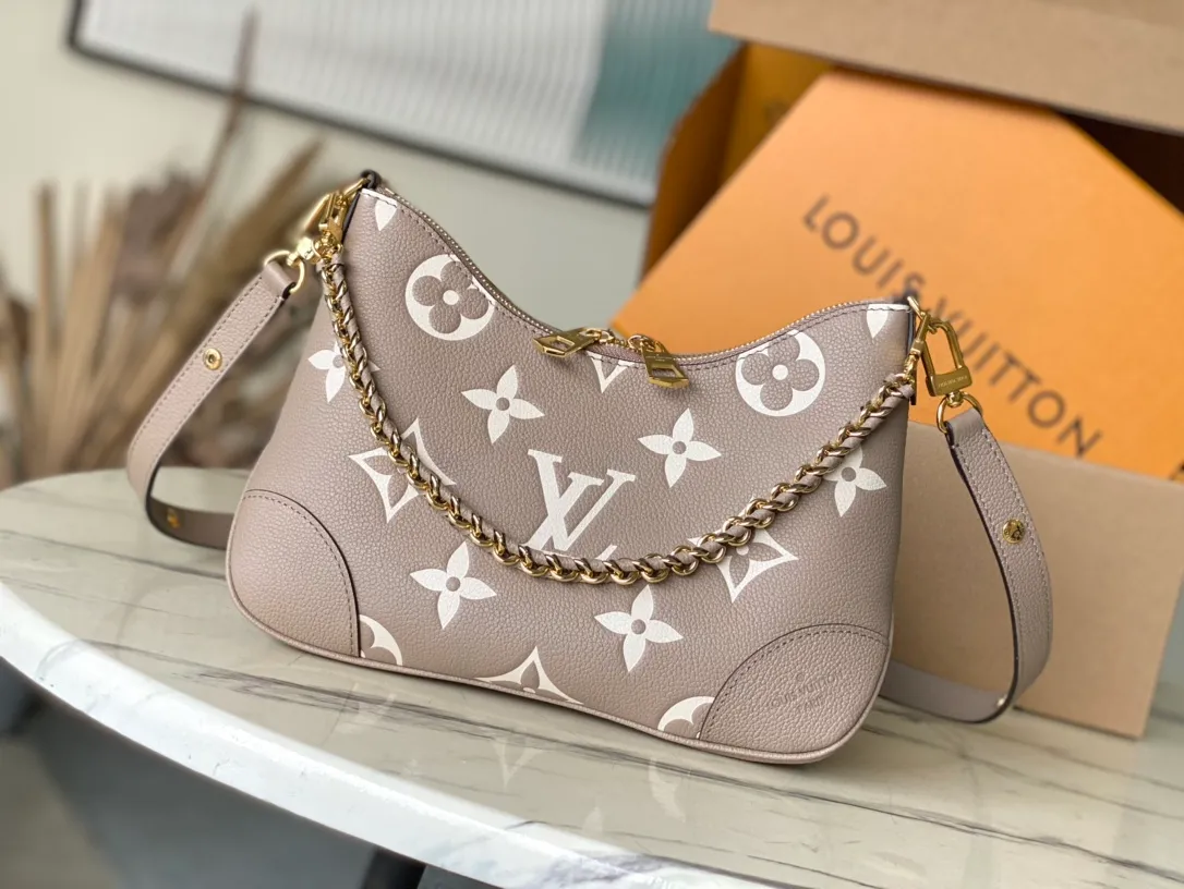💰940 (first-grain leather) top original order M13224 This Boulogne handbag is made of Monogram Empreinte leather and has a classic design. It can be carried in a variety of ways to show your personality. The inner patch pocket can easily store a smartphone, and the braided chain is integrated with dazzling metal parts. Dimensions: 29 × 16 × 9.5 cm