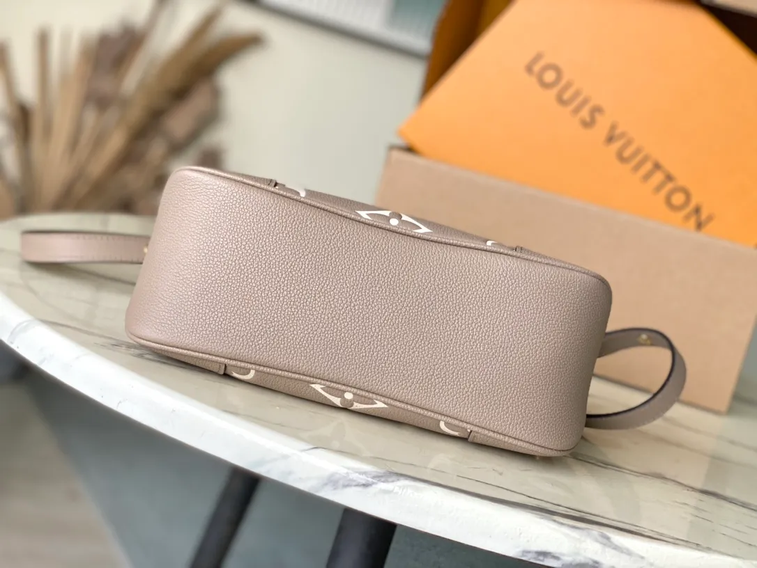 💰940 (first-grain leather) top original order M13224 This Boulogne handbag is made of Monogram Empreinte leather and has a classic design. It can be carried in a variety of ways to show your personality. The inner patch pocket can easily store a smartphone, and the braided chain is integrated with dazzling metal parts. Dimensions: 29 × 16 × 9.5 cm