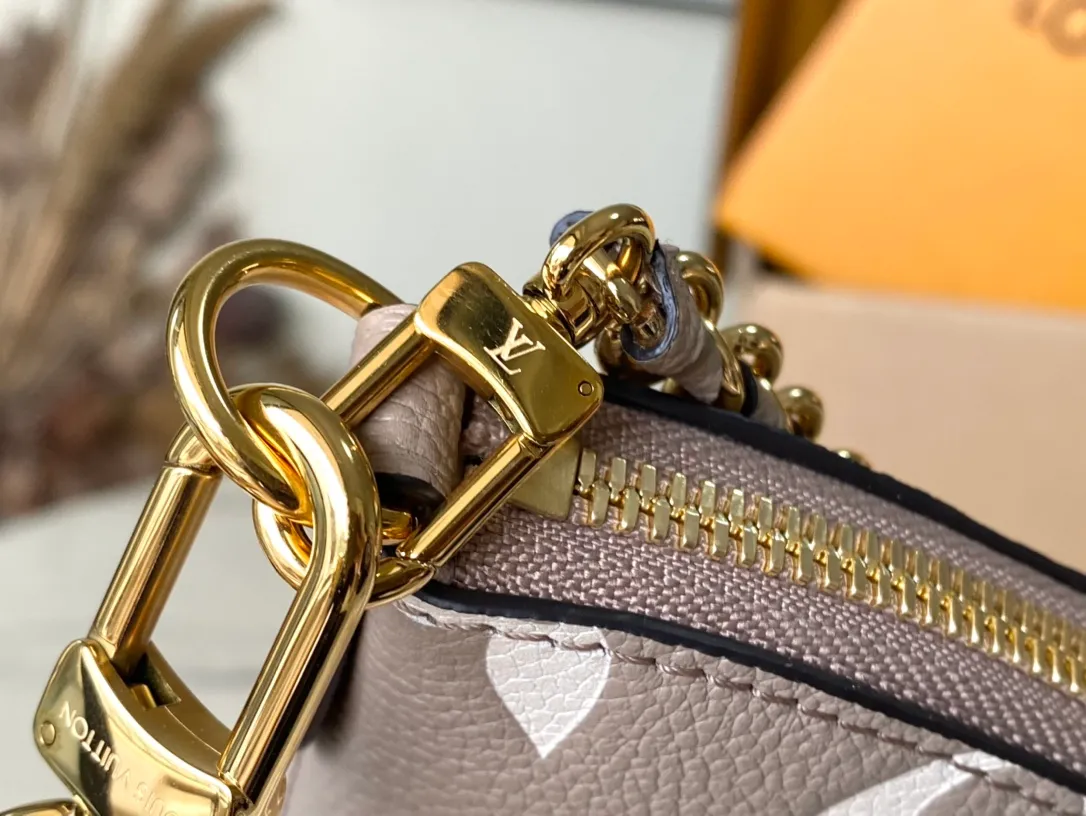 💰940 (first-grain leather) top original order M13224 This Boulogne handbag is made of Monogram Empreinte leather and has a classic design. It can be carried in a variety of ways to show your personality. The inner patch pocket can easily store a smartphone, and the braided chain is integrated with dazzling metal parts. Dimensions: 29 × 16 × 9.5 cm