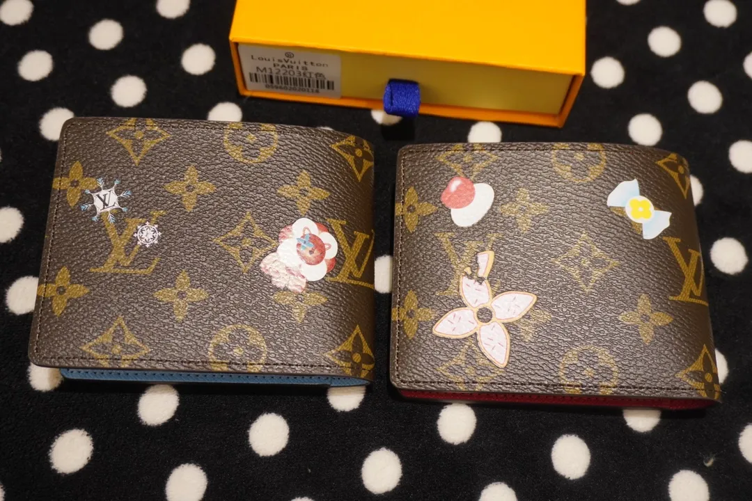 P130💰 60895, style number 12458, the LV Charms card holder is from the SnowShow series, incorporating smooth leather trim and festive patterns into the iconic Monogram canvas. The brand mascot Vivienne’s pet dog Petula lives in a corner, and Vivienne decorations and LV flowers complete the exquisite design. Dimensions 11x9x2