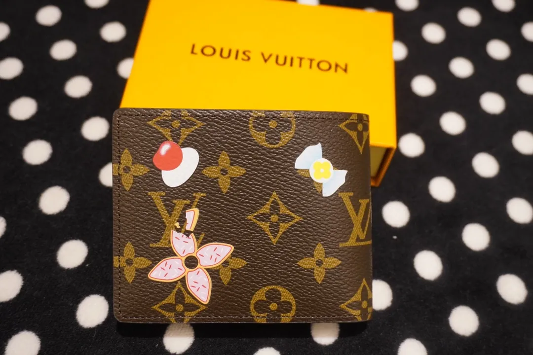 P130💰 60895, style number 12458, the LV Charms card holder is from the SnowShow series, incorporating smooth leather trim and festive patterns into the iconic Monogram canvas. The brand mascot Vivienne’s pet dog Petula lives in a corner, and Vivienne decorations and LV flowers complete the exquisite design. Dimensions 11x9x2