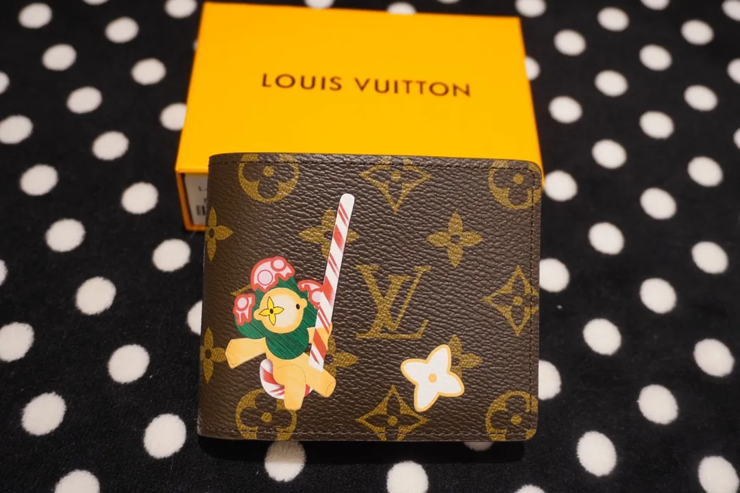 P130💰 60895, style number 12458, the LV Charms card holder is from the SnowShow series, incorporating smooth leather trim and festive patterns into the iconic Monogram canvas. The brand mascot Vivienne’s pet dog Petula lives in a corner, and Vivienne decorations and LV flowers complete the exquisite design. Dimensions 11x9x2