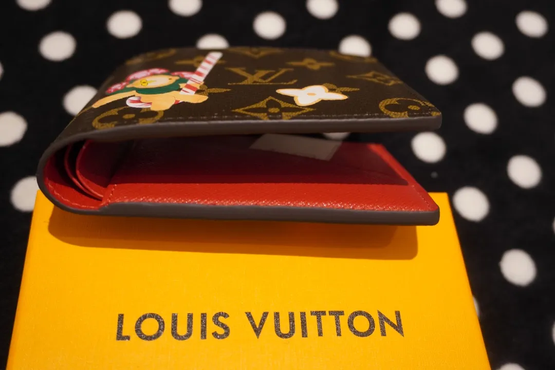 P130💰 60895, style number 12458, the LV Charms card holder is from the SnowShow series, incorporating smooth leather trim and festive patterns into the iconic Monogram canvas. The brand mascot Vivienne’s pet dog Petula lives in a corner, and Vivienne decorations and LV flowers complete the exquisite design. Dimensions 11x9x2