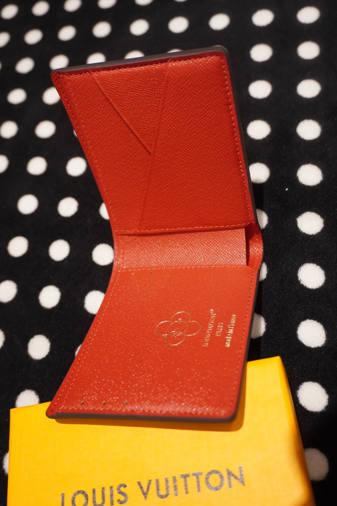 P130💰 60895, style number 12458, the LV Charms card holder is from the SnowShow series, incorporating smooth leather trim and festive patterns into the iconic Monogram canvas. The brand mascot Vivienne’s pet dog Petula lives in a corner, and Vivienne decorations and LV flowers complete the exquisite design. Dimensions 11x9x2