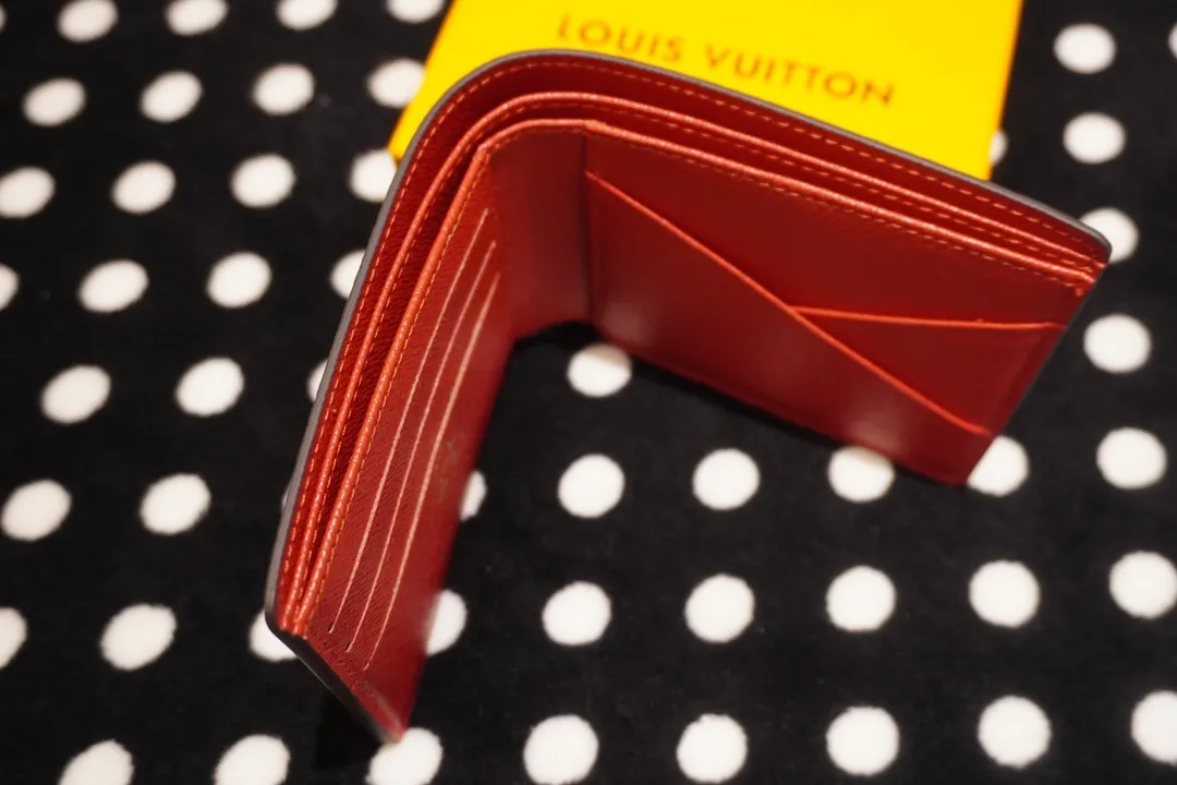 P130💰 60895, style number 12458, the LV Charms card holder is from the SnowShow series, incorporating smooth leather trim and festive patterns into the iconic Monogram canvas. The brand mascot Vivienne’s pet dog Petula lives in a corner, and Vivienne decorations and LV flowers complete the exquisite design. Dimensions 11x9x2