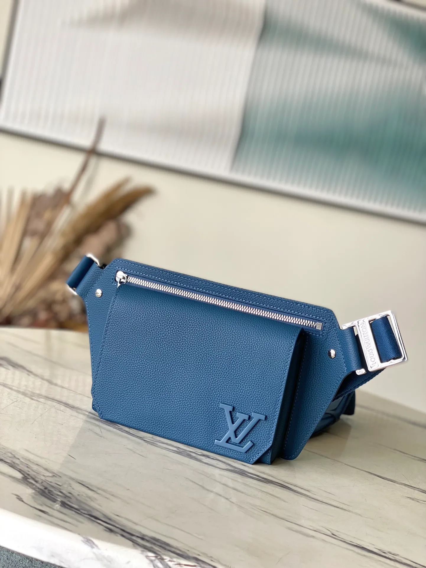 💰1020 (top-grain leather) top original order M57081 dark blue The new Aerogram shoulder bag is made of fine grained calfskin to create a minimalist design, allowing fashionistas to free their hands. It is equipped with a metal logo and a shoulder strap derived from the brand's traditional hard case. An obtuse flap and magnetic closure open the generous main compartment, and a zippered pocket adds an extra layer of protection. Dimensions: 30 x 16 x 3 cm