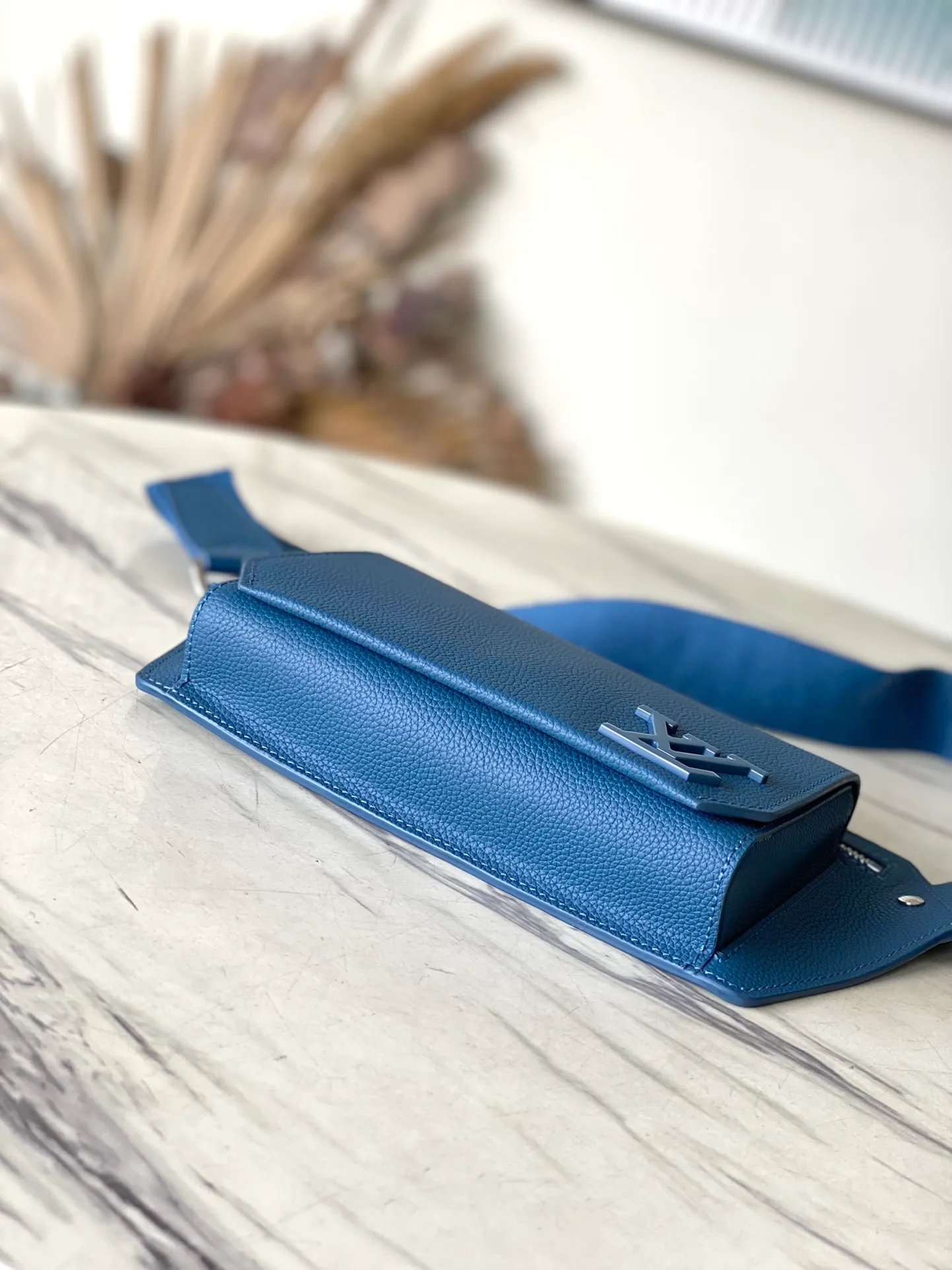 💰1020 (top-grain leather) top original order M57081 dark blue The new Aerogram shoulder bag is made of fine grained calfskin to create a minimalist design, allowing fashionistas to free their hands. It is equipped with a metal logo and a shoulder strap derived from the brand's traditional hard case. An obtuse flap and magnetic closure open the generous main compartment, and a zippered pocket adds an extra layer of protection. Dimensions: 30 x 16 x 3 cm