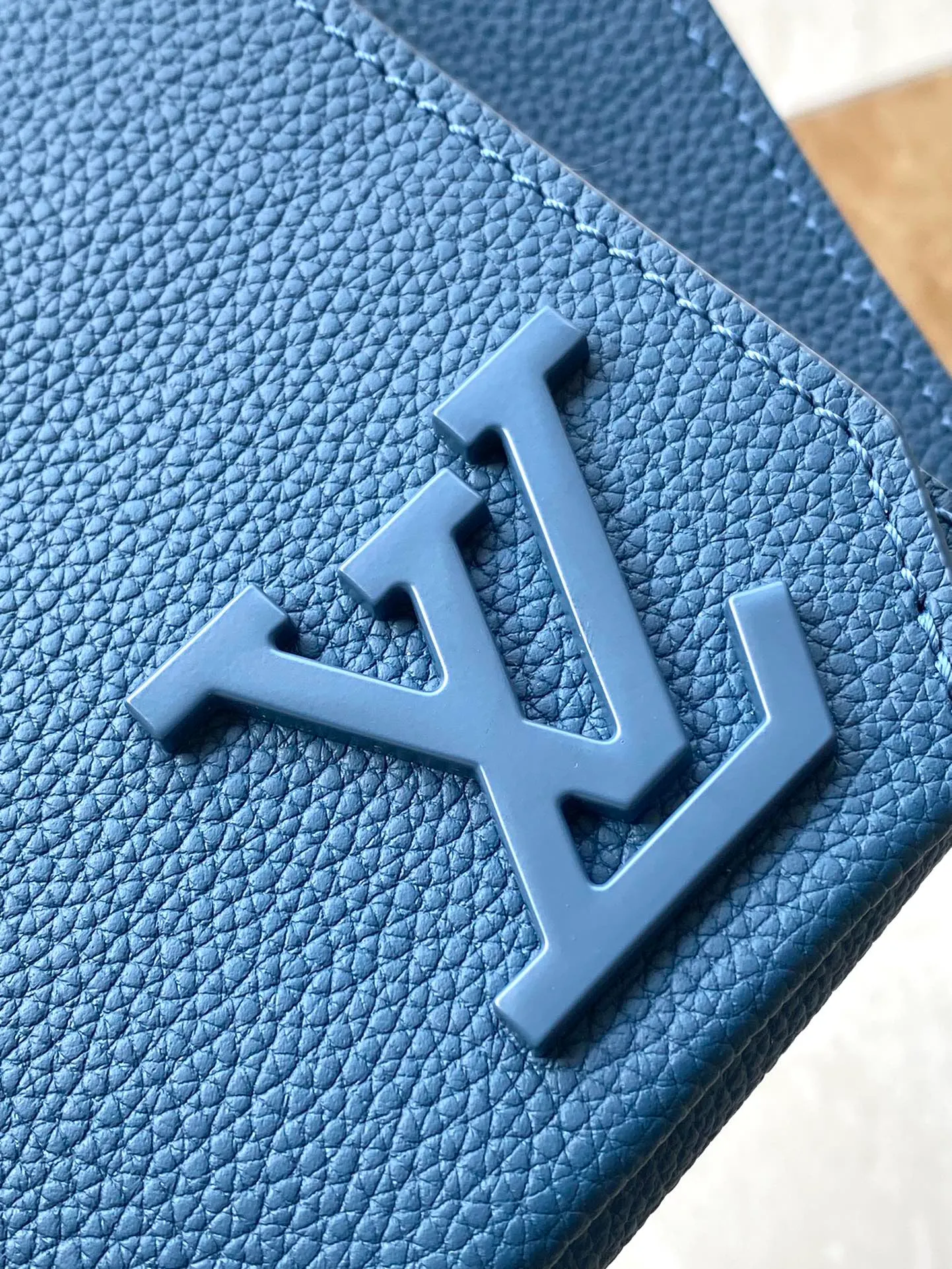 💰1020 (top-grain leather) top original order M57081 dark blue The new Aerogram shoulder bag is made of fine grained calfskin to create a minimalist design, allowing fashionistas to free their hands. It is equipped with a metal logo and a shoulder strap derived from the brand's traditional hard case. An obtuse flap and magnetic closure open the generous main compartment, and a zippered pocket adds an extra layer of protection. Dimensions: 30 x 16 x 3 cm