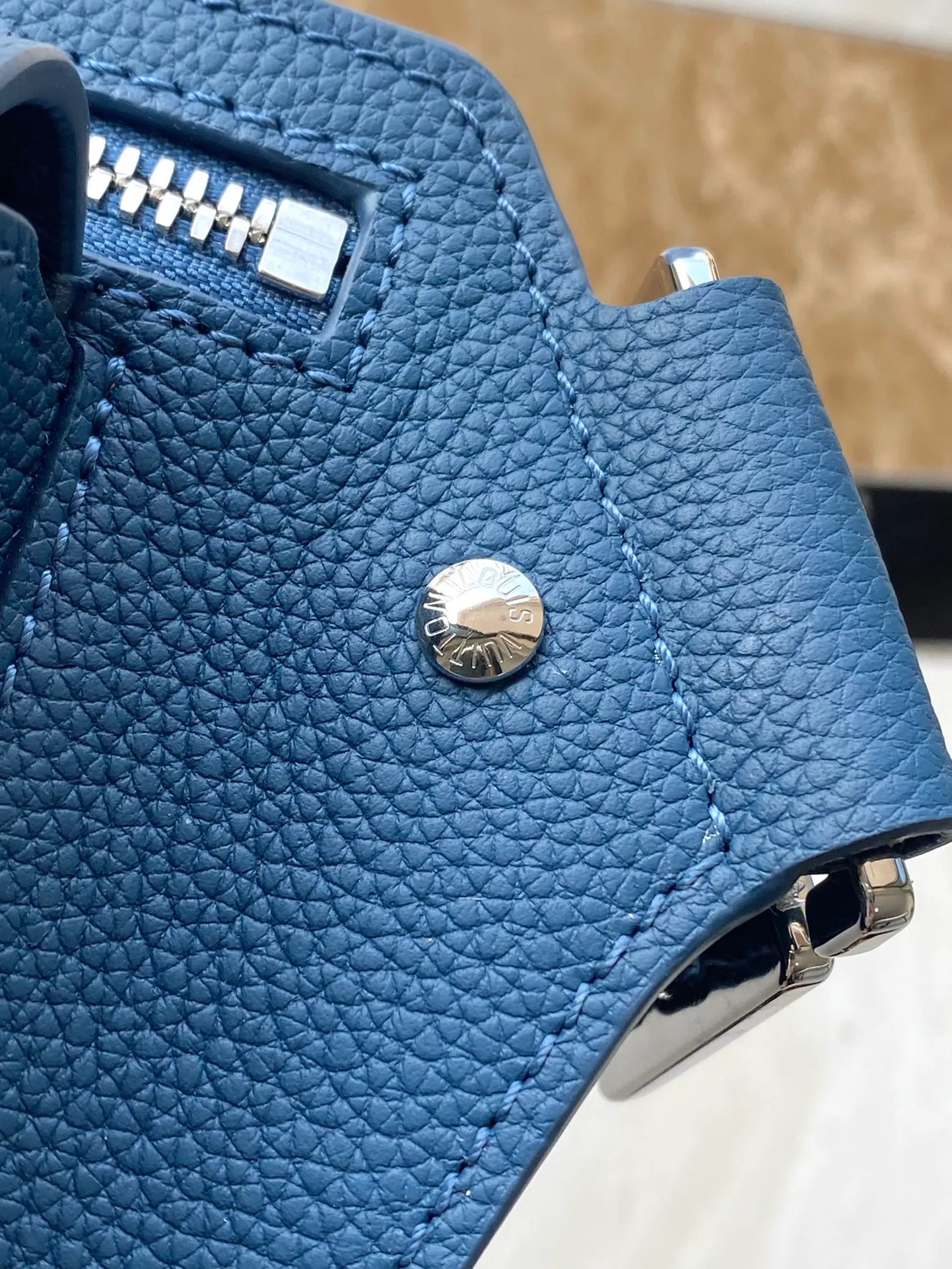 💰1020 (top-grain leather) top original order M57081 dark blue The new Aerogram shoulder bag is made of fine grained calfskin to create a minimalist design, allowing fashionistas to free their hands. It is equipped with a metal logo and a shoulder strap derived from the brand's traditional hard case. An obtuse flap and magnetic closure open the generous main compartment, and a zippered pocket adds an extra layer of protection. Dimensions: 30 x 16 x 3 cm