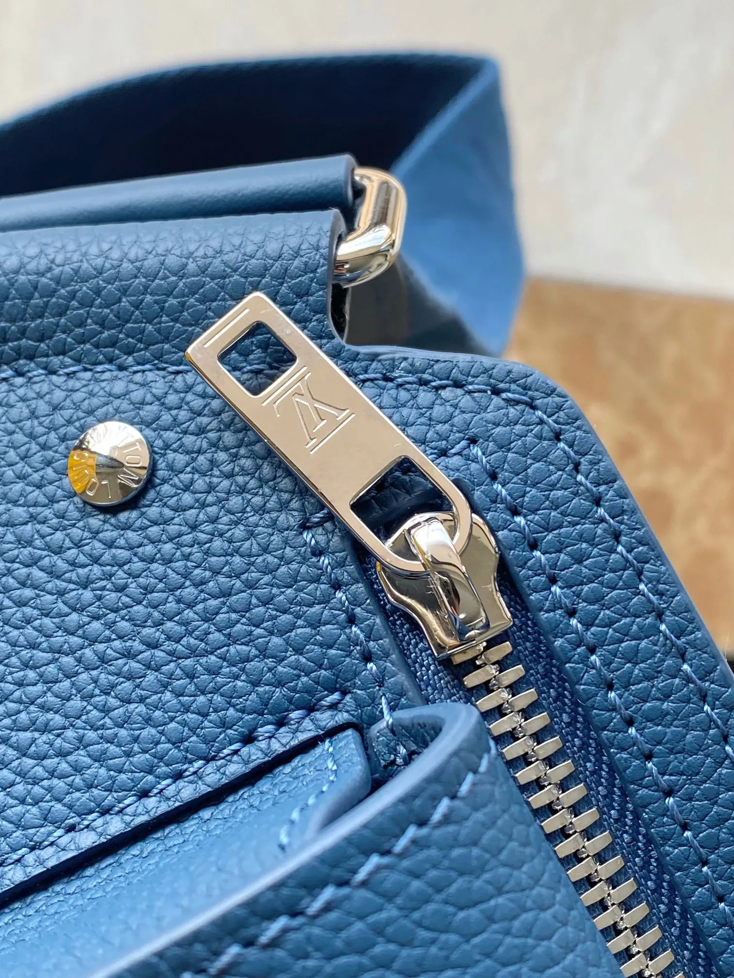 💰1020 (top-grain leather) top original order M57081 dark blue The new Aerogram shoulder bag is made of fine grained calfskin to create a minimalist design, allowing fashionistas to free their hands. It is equipped with a metal logo and a shoulder strap derived from the brand's traditional hard case. An obtuse flap and magnetic closure open the generous main compartment, and a zippered pocket adds an extra layer of protection. Dimensions: 30 x 16 x 3 cm