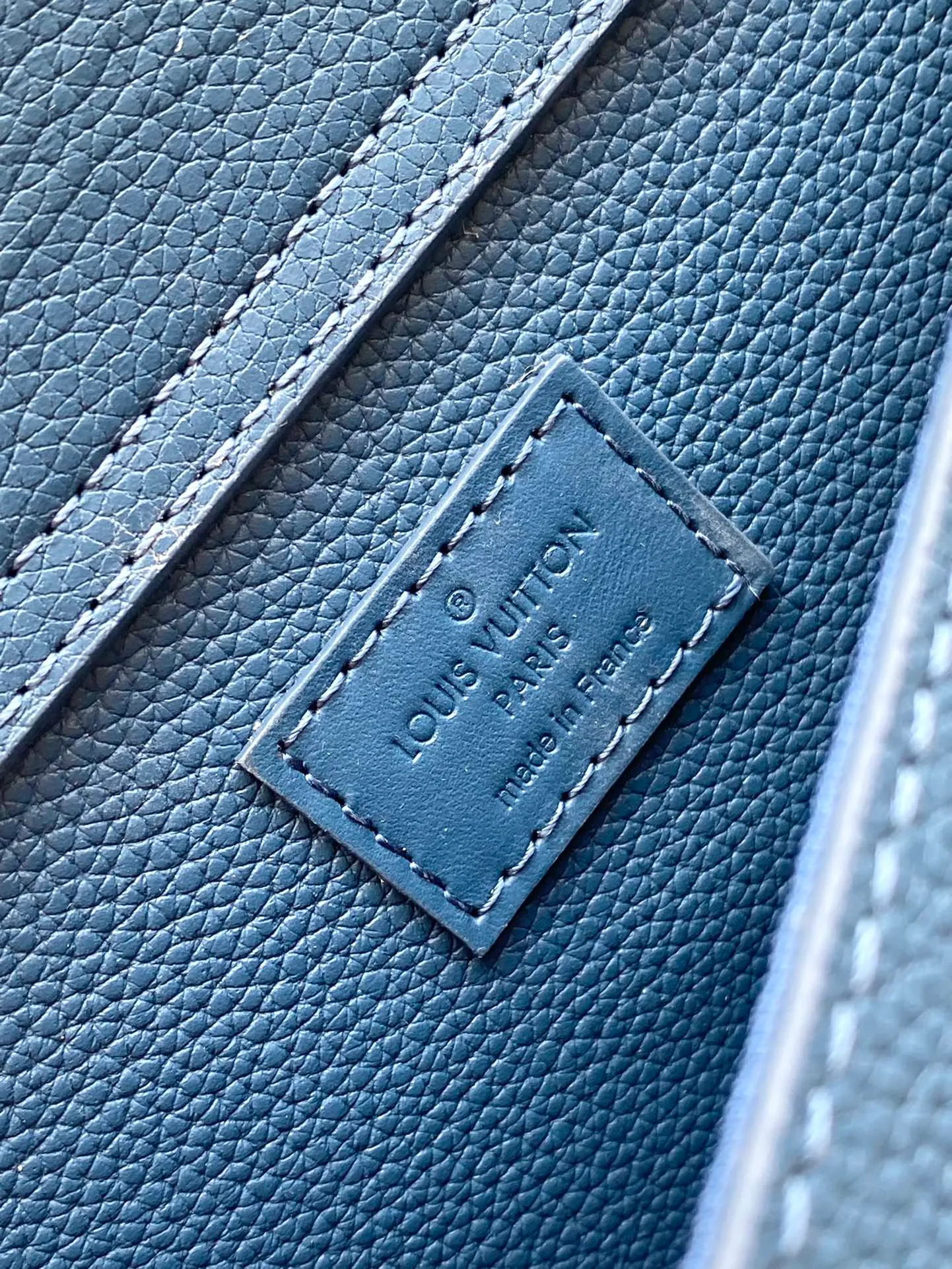 💰1020 (top-grain leather) top original order M57081 dark blue The new Aerogram shoulder bag is made of fine grained calfskin to create a minimalist design, allowing fashionistas to free their hands. It is equipped with a metal logo and a shoulder strap derived from the brand's traditional hard case. An obtuse flap and magnetic closure open the generous main compartment, and a zippered pocket adds an extra layer of protection. Dimensions: 30 x 16 x 3 cm