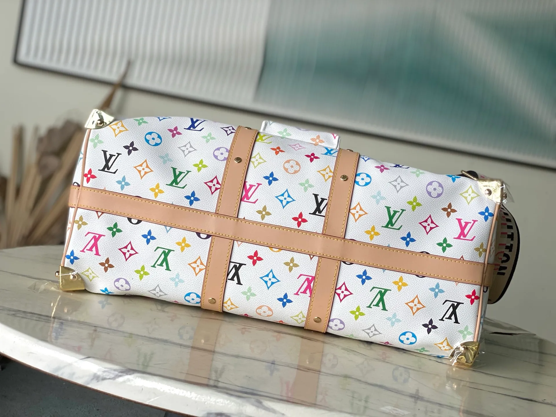 💰1560 Top original order M13742 Embroidered shoulder strap model This Keepal Bandouliere45 travel bag is from the Louis Vuitton × Murakami reissue series. It uses gorgeous Monogram coated canvas to show the creative blend of the brand's iconic elements and the artist's iridescent aesthetics. The S-lock buckle and glossy metal corners on the front pocket establish a classic foundation, while the rivet ribbon and bow-shaped key bag highlight the new season trend. Dimensions: 45 × 27 × 20 cm