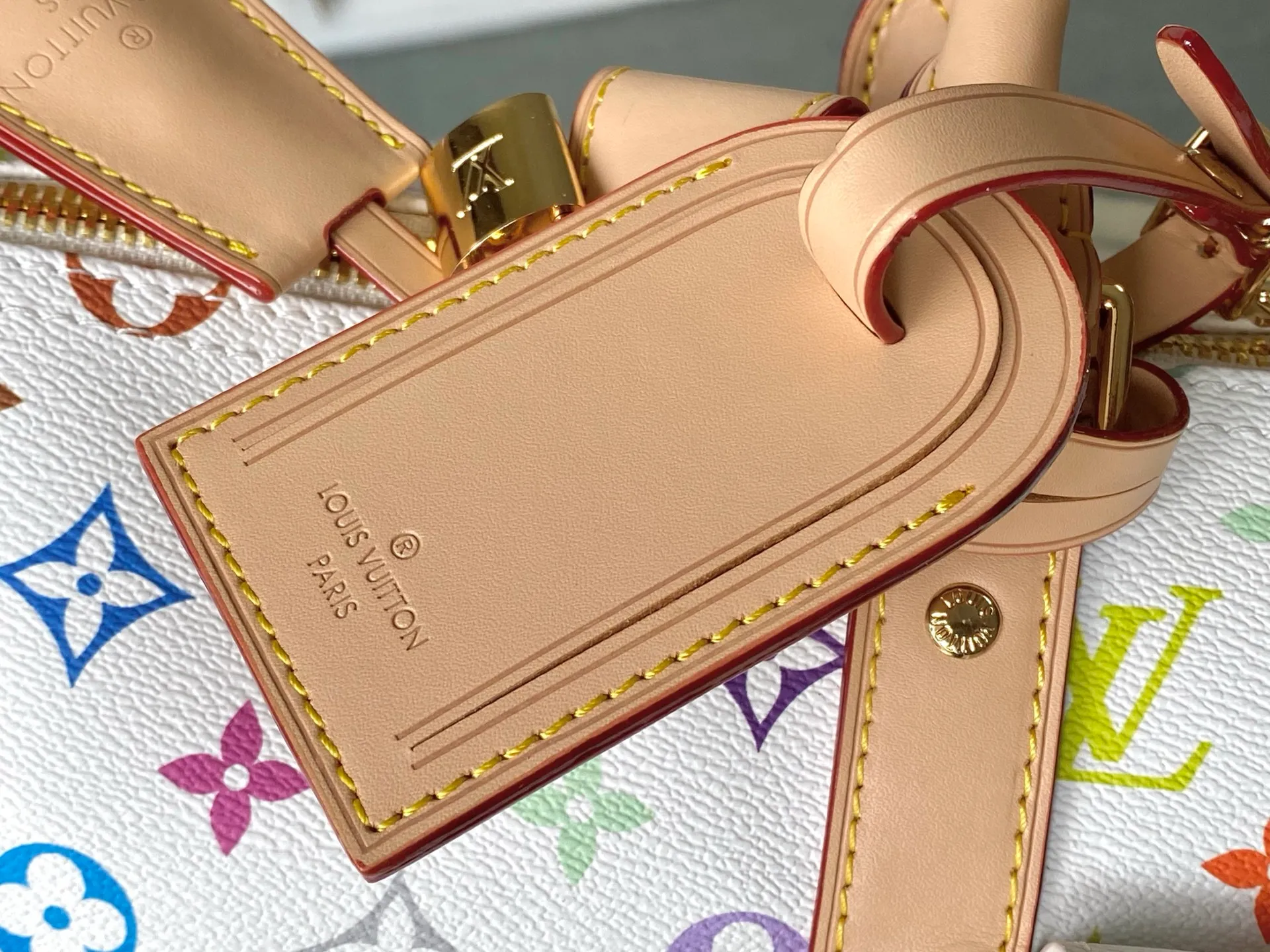 💰1560 Top original order M13742 Embroidered shoulder strap model This Keepal Bandouliere45 travel bag is from the Louis Vuitton × Murakami reissue series. It uses gorgeous Monogram coated canvas to show the creative blend of the brand's iconic elements and the artist's iridescent aesthetics. The S-lock buckle and glossy metal corners on the front pocket establish a classic foundation, while the rivet ribbon and bow-shaped key bag highlight the new season trend. Dimensions: 45 × 27 × 20 cm