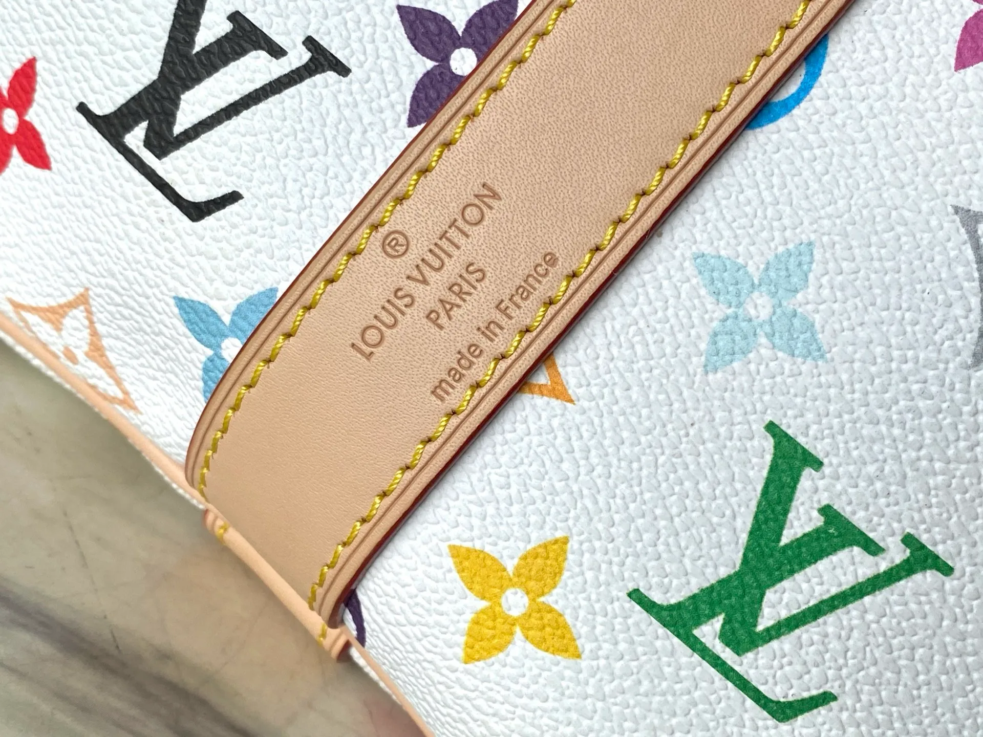 💰1560 Top original order M13742 Embroidered shoulder strap model This Keepal Bandouliere45 travel bag is from the Louis Vuitton × Murakami reissue series. It uses gorgeous Monogram coated canvas to show the creative blend of the brand's iconic elements and the artist's iridescent aesthetics. The S-lock buckle and glossy metal corners on the front pocket establish a classic foundation, while the rivet ribbon and bow-shaped key bag highlight the new season trend. Dimensions: 45 × 27 × 20 cm