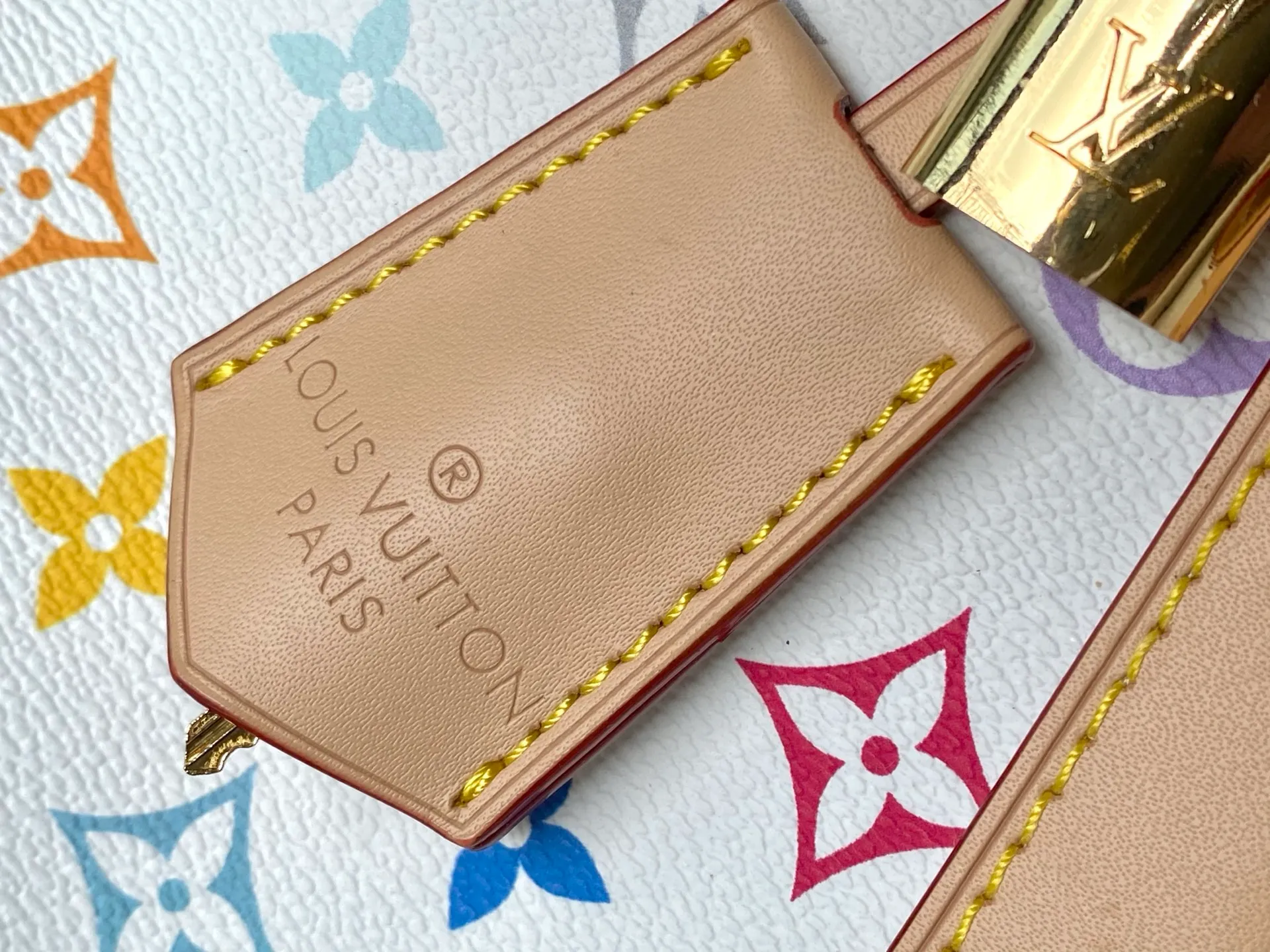 💰1560 Top original order M13742 Embroidered shoulder strap model This Keepal Bandouliere45 travel bag is from the Louis Vuitton × Murakami reissue series. It uses gorgeous Monogram coated canvas to show the creative blend of the brand's iconic elements and the artist's iridescent aesthetics. The S-lock buckle and glossy metal corners on the front pocket establish a classic foundation, while the rivet ribbon and bow-shaped key bag highlight the new season trend. Dimensions: 45 × 27 × 20 cm