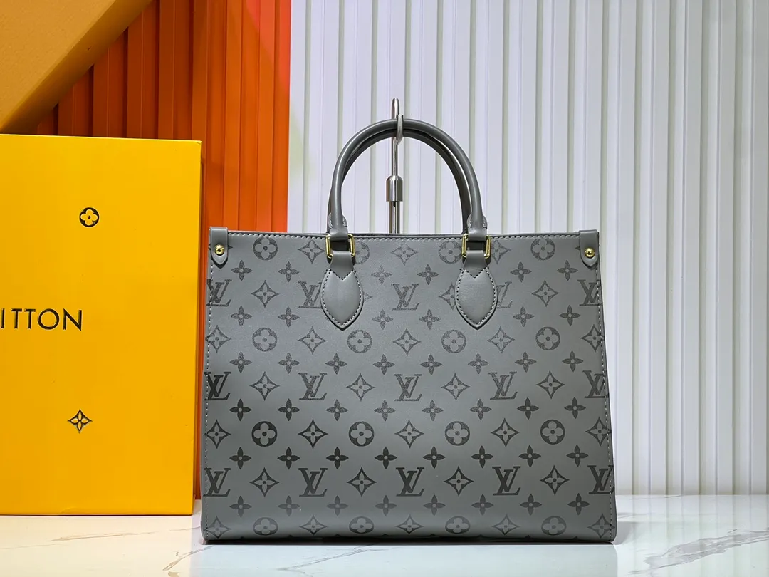 Batch 280💰Upgraded original M12465 M12775 M45607 MM45595 M46531 M45495 This Monogram Ink series OnTheGo medium handbag has a matte texture of smooth cow leather, and the rivet tabs on the corners pay tribute to the brand's classic hard box design. The neat interior has a large zipper pocket for storing banknotes and receipts. Dimensions: 35.0 x 27.0 x 14.0 cm (length x height x width)