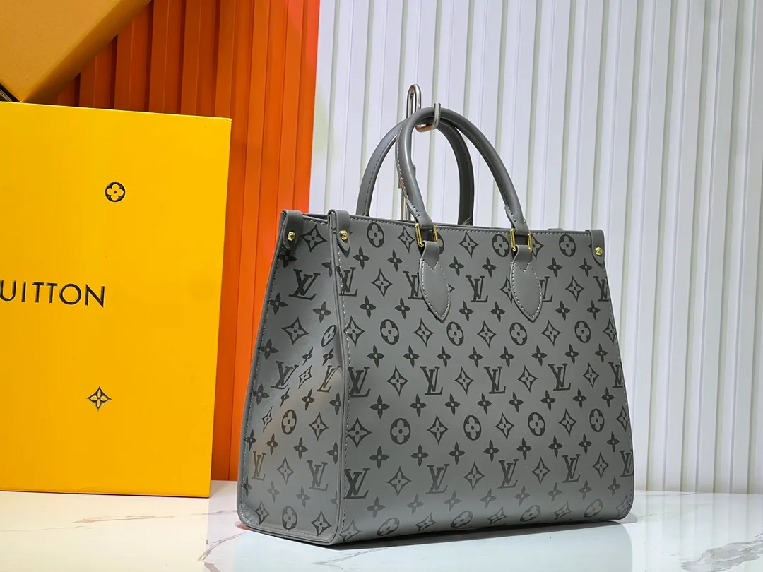Batch 280💰Upgraded original M12465 M12775 M45607 MM45595 M46531 M45495 This Monogram Ink series OnTheGo medium handbag has a matte texture of smooth cow leather, and the rivet tabs on the corners pay tribute to the brand's classic hard box design. The neat interior has a large zipper pocket for storing banknotes and receipts. Dimensions: 35.0 x 27.0 x 14.0 cm (length x height x width)