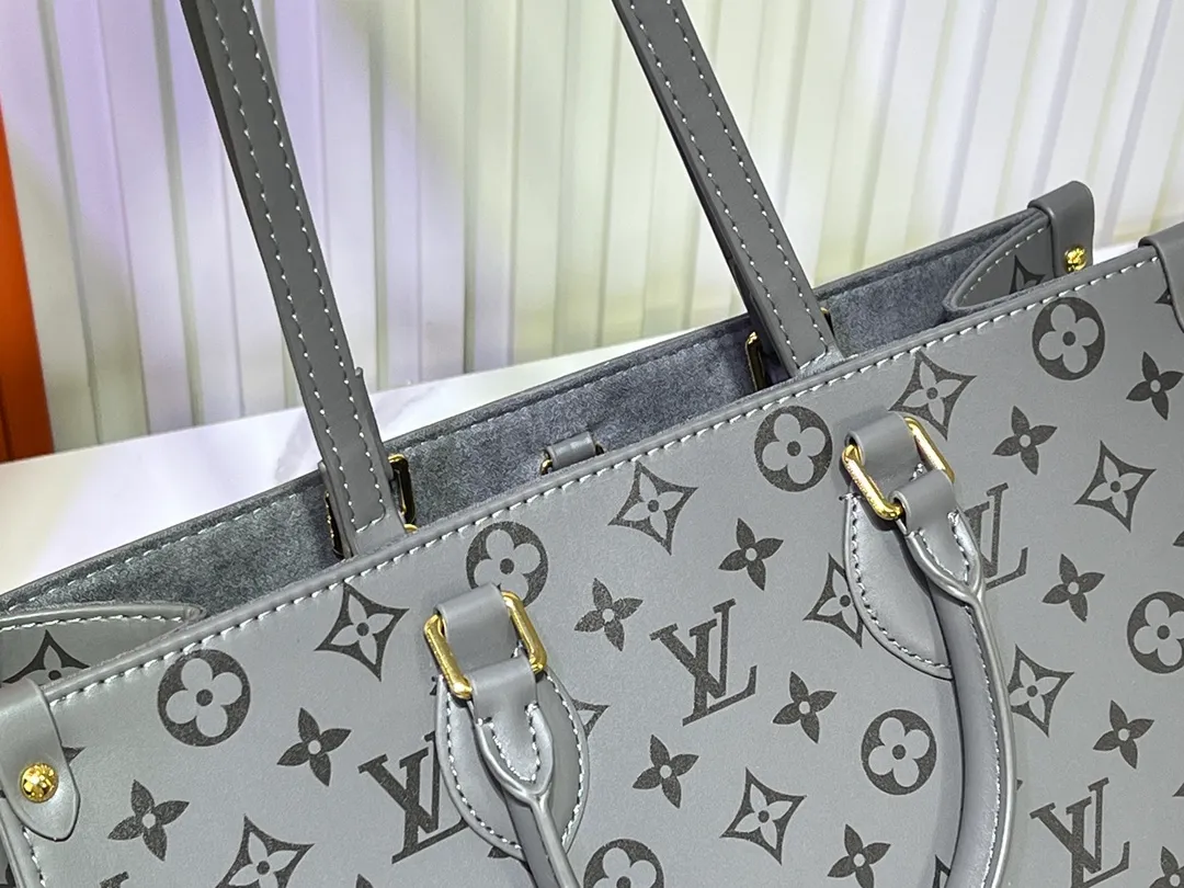 Batch 280💰Upgraded original M12465 M12775 M45607 MM45595 M46531 M45495 This Monogram Ink series OnTheGo medium handbag has a matte texture of smooth cow leather, and the rivet tabs on the corners pay tribute to the brand's classic hard box design. The neat interior has a large zipper pocket for storing banknotes and receipts. Dimensions: 35.0 x 27.0 x 14.0 cm (length x height x width)
