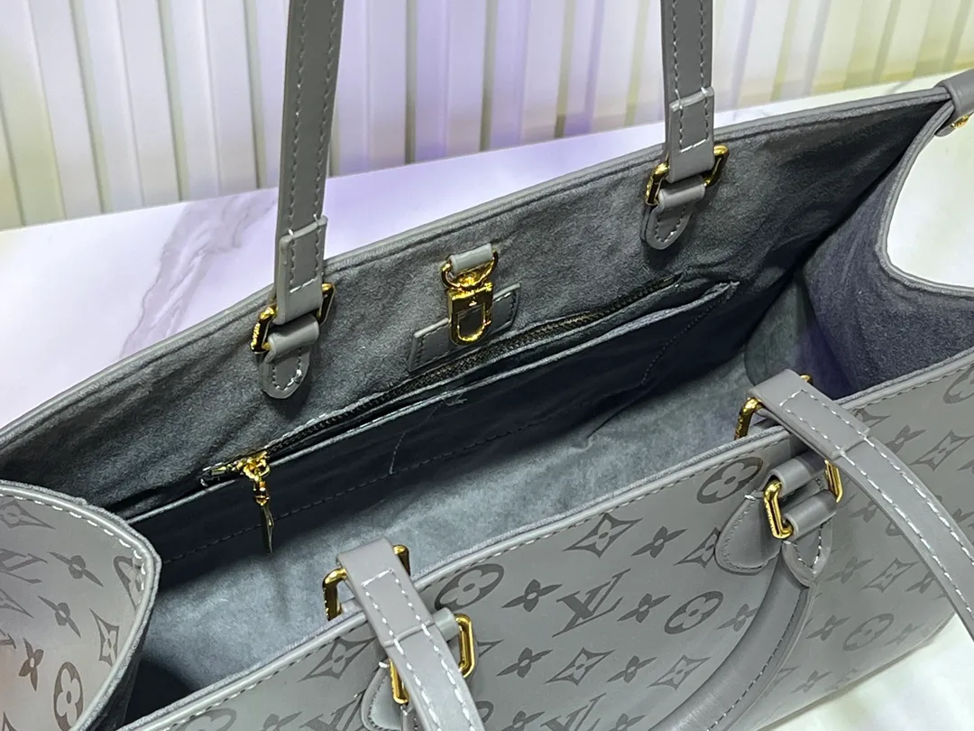 Batch 280💰Upgraded original M12465 M12775 M45607 MM45595 M46531 M45495 This Monogram Ink series OnTheGo medium handbag has a matte texture of smooth cow leather, and the rivet tabs on the corners pay tribute to the brand's classic hard box design. The neat interior has a large zipper pocket for storing banknotes and receipts. Dimensions: 35.0 x 27.0 x 14.0 cm (length x height x width)