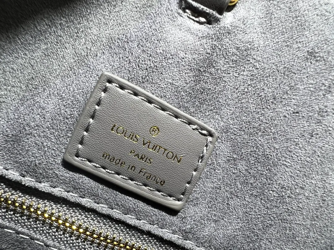 Batch 280💰Upgraded original M12465 M12775 M45607 MM45595 M46531 M45495 This Monogram Ink series OnTheGo medium handbag has a matte texture of smooth cow leather, and the rivet tabs on the corners pay tribute to the brand's classic hard box design. The neat interior has a large zipper pocket for storing banknotes and receipts. Dimensions: 35.0 x 27.0 x 14.0 cm (length x height x width)