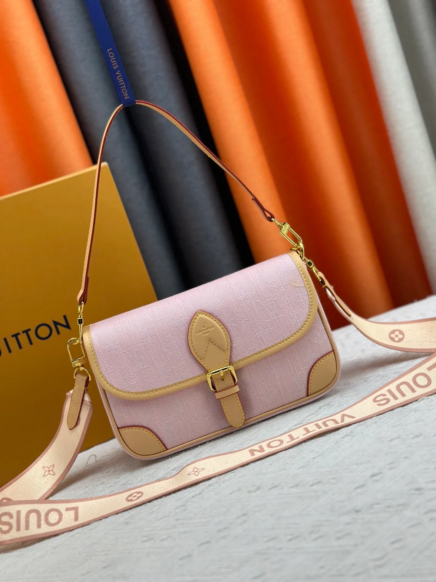 P240 M46386 M45985 Denim Baguette Series New Diane Handbag The Diane satchel is made of Monogram Empreinte, made of the brand's signature embossed leather. This versatile bag comes with a removable leather shoulder strap that can be worn over the shoulder or by hand, as well as a roomy removable jacquard crossbody bag with 'Louis Vuitton' printed strap. This versatile bag can be styled in chic or sporty fashion to match the overall style or mood. Dimensions: 25.0×9.0×15.0 cm.